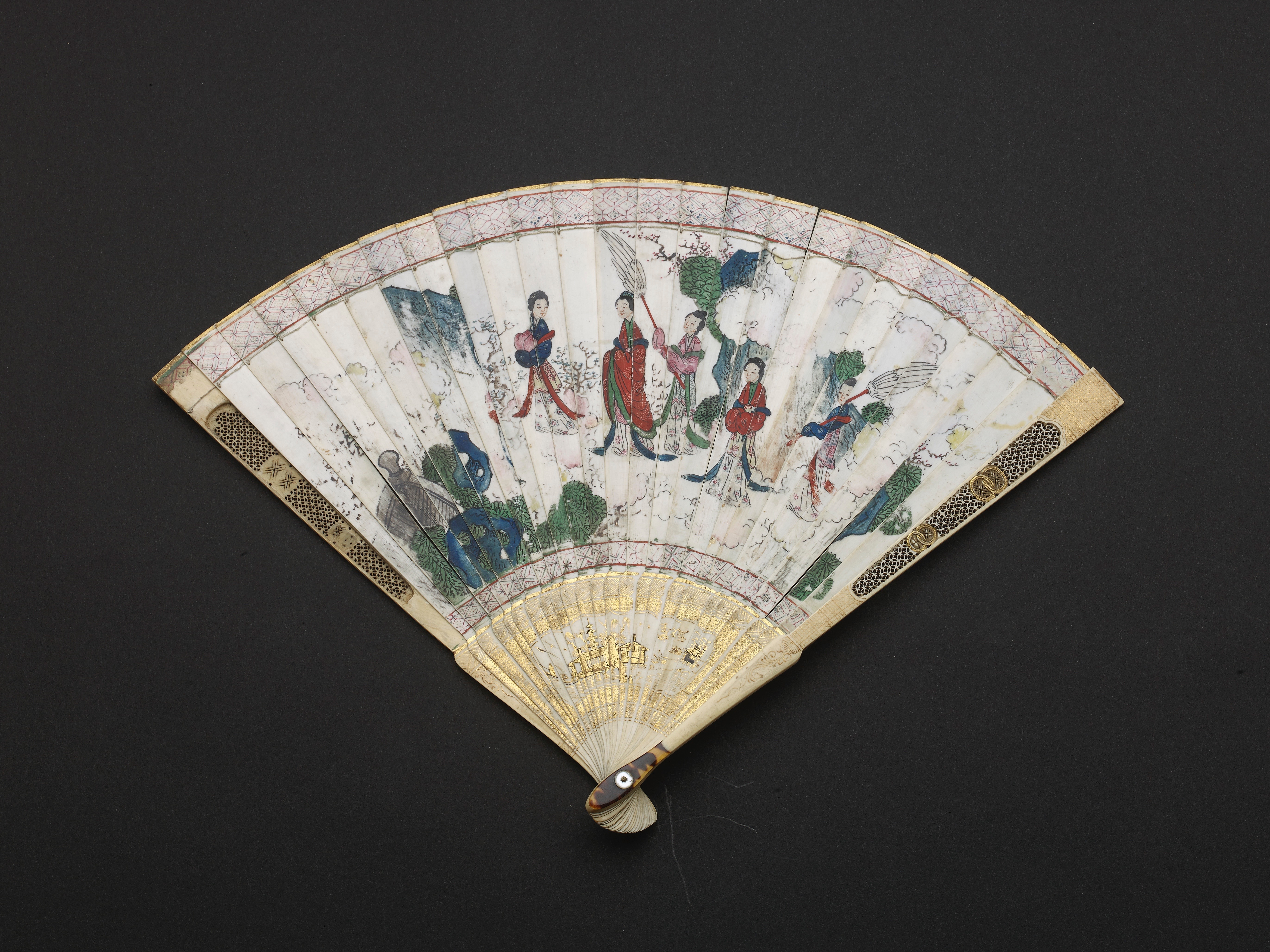 A CHINESE EXPORT CARVED AND PAINTED IVORY FAN, QING DYNASTY, KANGXI PERIOD, CIRCA 1710-22 - Image 2 of 3