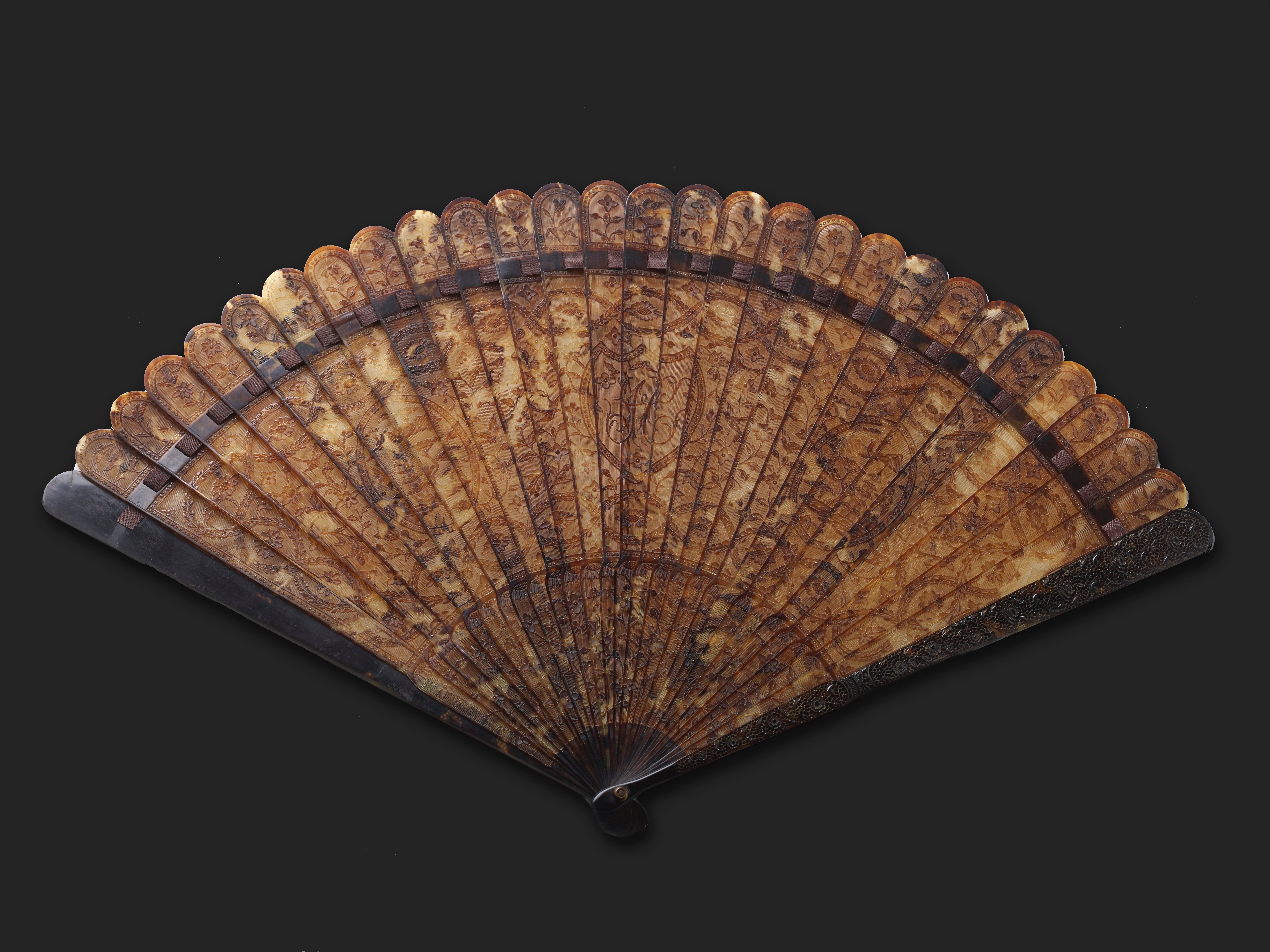 A FINE AND RARE CHINESE EXPORT CARVED TORTOISESHELL BRISE FAN, CIRCA 1780-1790