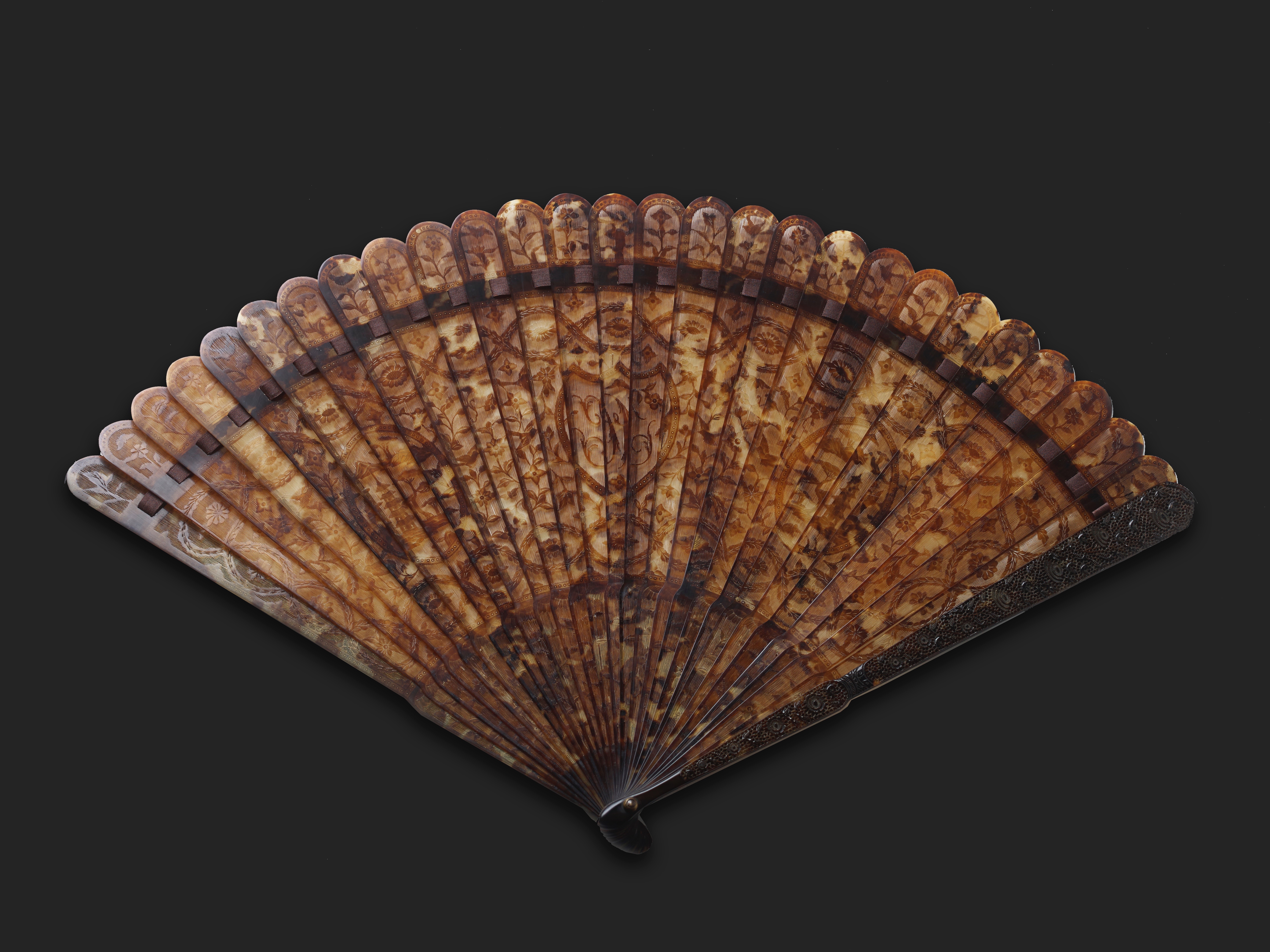 A FINE AND RARE CHINESE EXPORT CARVED TORTOISESHELL BRISE FAN, CIRCA 1780-1790 - Image 2 of 3