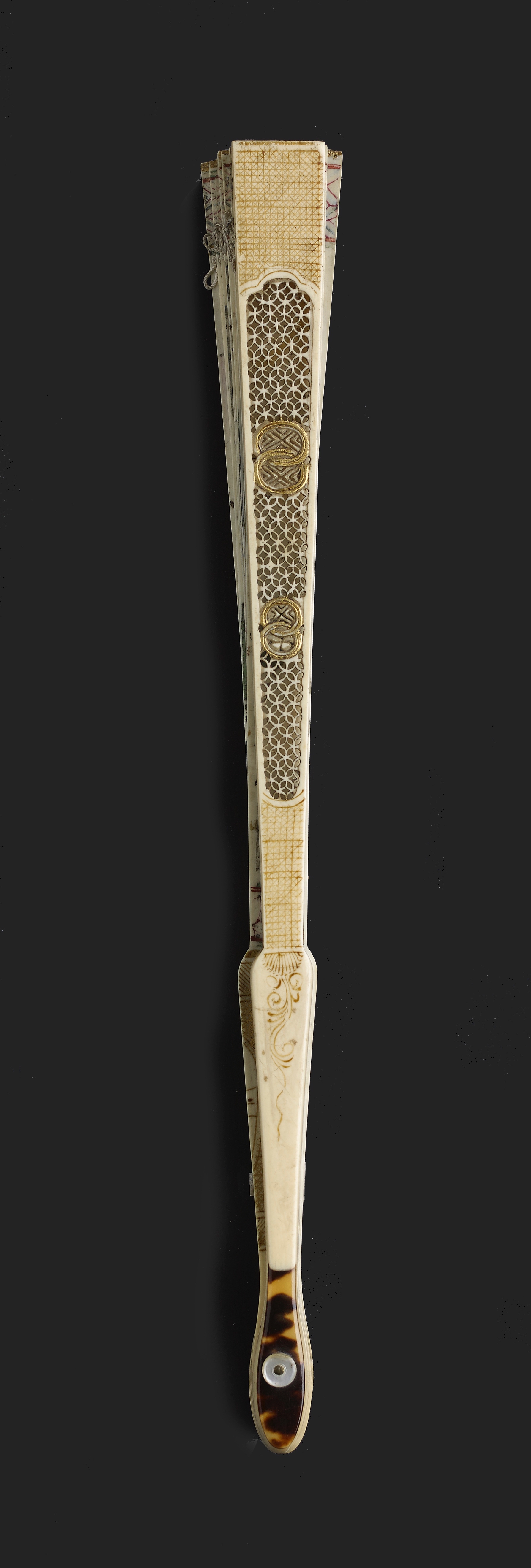 A CHINESE EXPORT CARVED AND PAINTED IVORY FAN, QING DYNASTY, KANGXI PERIOD, CIRCA 1710-22 - Image 3 of 3