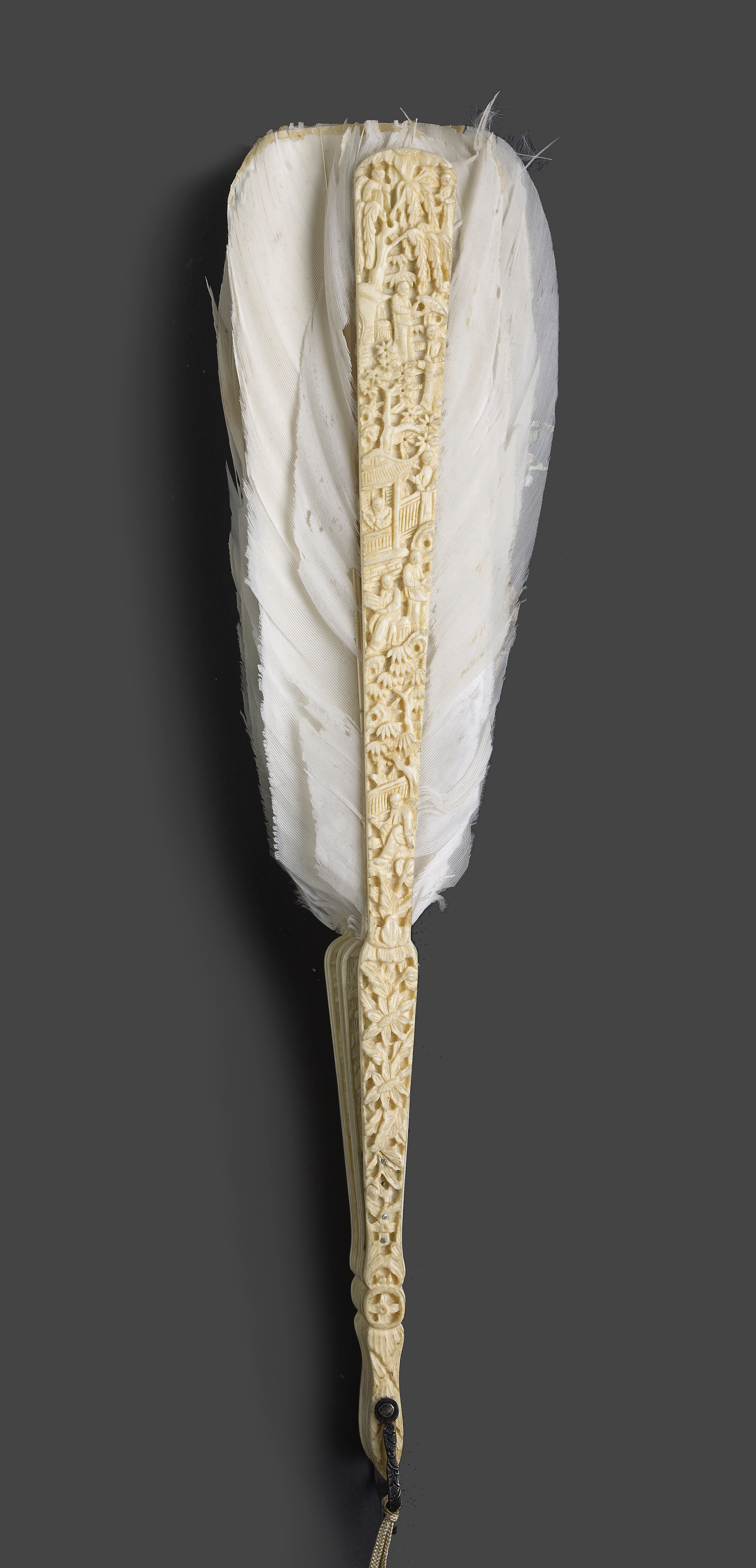 A CHINESE EXPORT CARVED IVORY AND FEATHER FAN, QING DYNASTY, DAOGUANG PERIOD, CIRCA 1820-1830 - Image 3 of 3