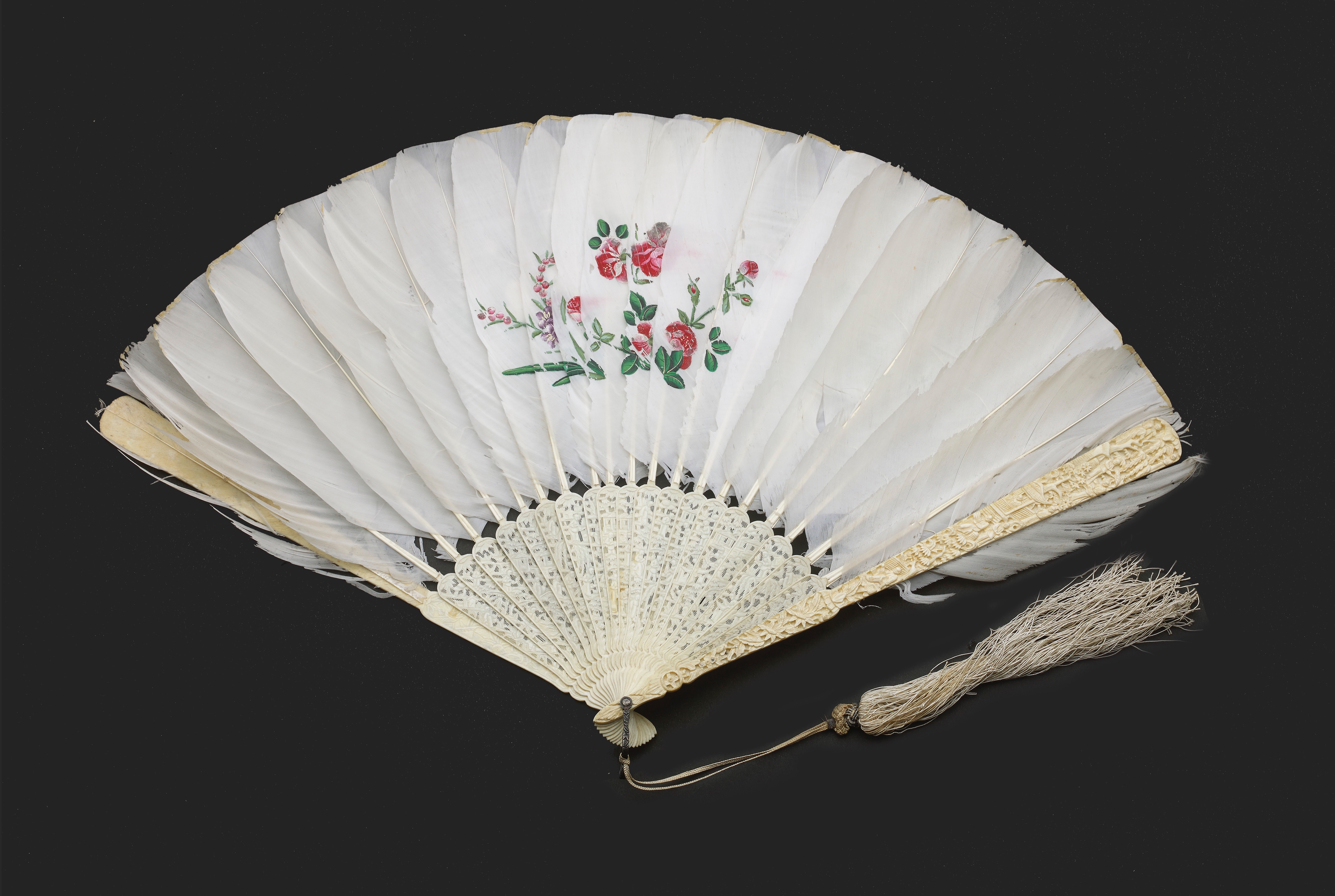 A CHINESE EXPORT CARVED IVORY AND FEATHER FAN, QING DYNASTY, DAOGUANG PERIOD, CIRCA 1820-1830 - Image 2 of 3