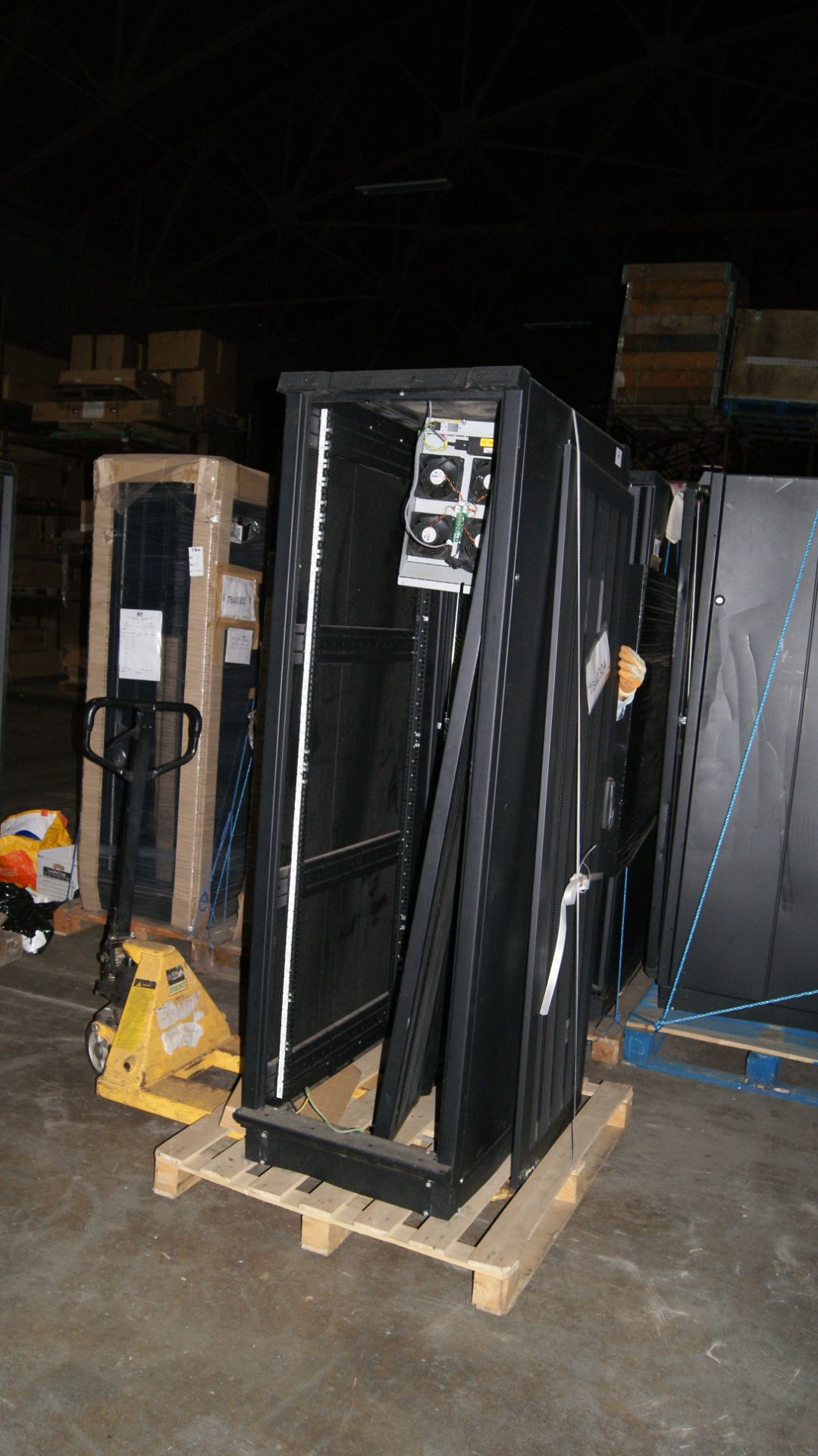 METAL SERVER ROOM IT CABINET - 600MM X 1100MM X 1900MM - BLACK