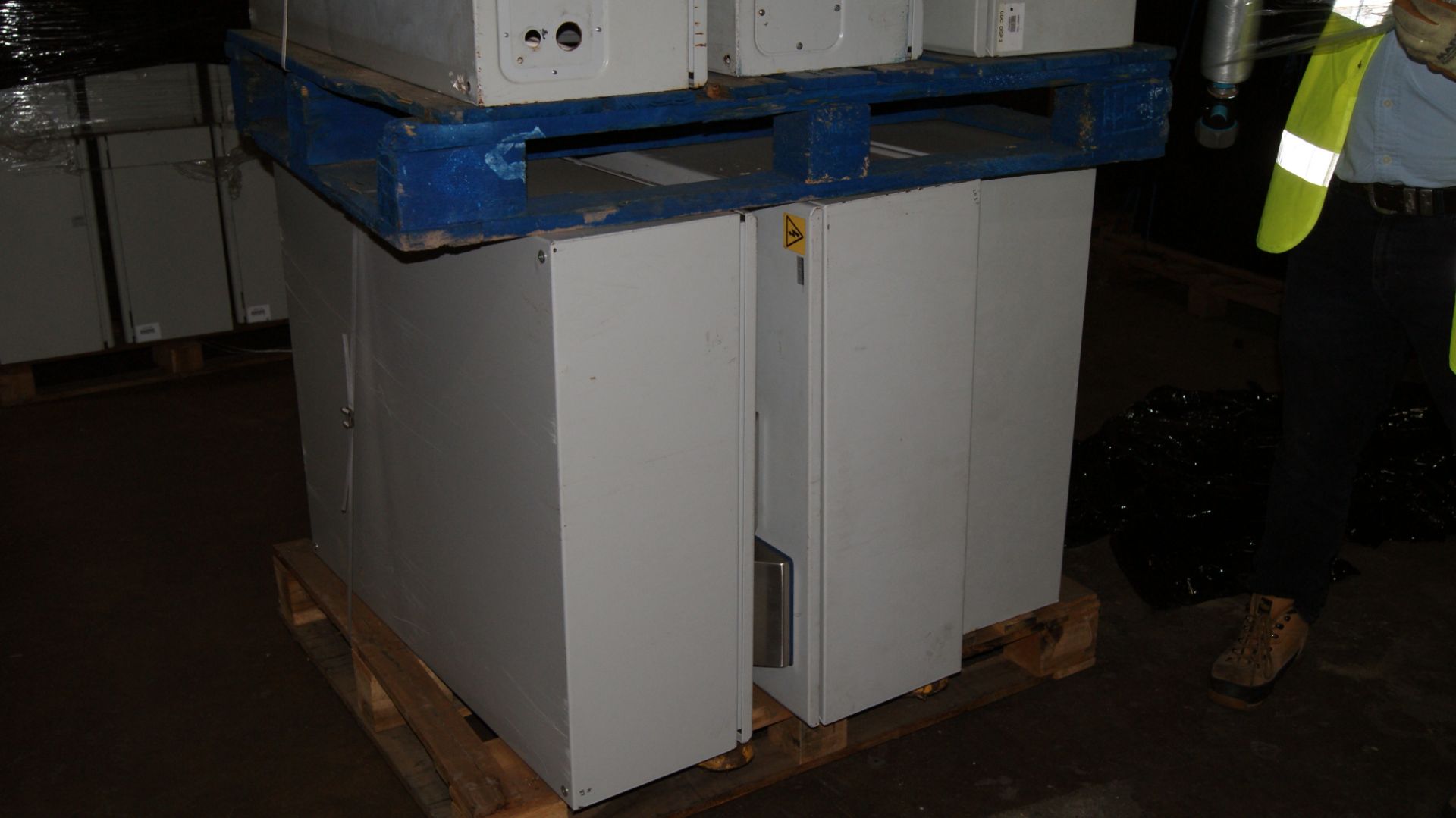 PALLET OF 6 EXTERNAL METAL ELECTRICAL ENCLOSURES - 1000MM X 800MM X 300MM- CONTENTS MAY VARY - Image 2 of 6