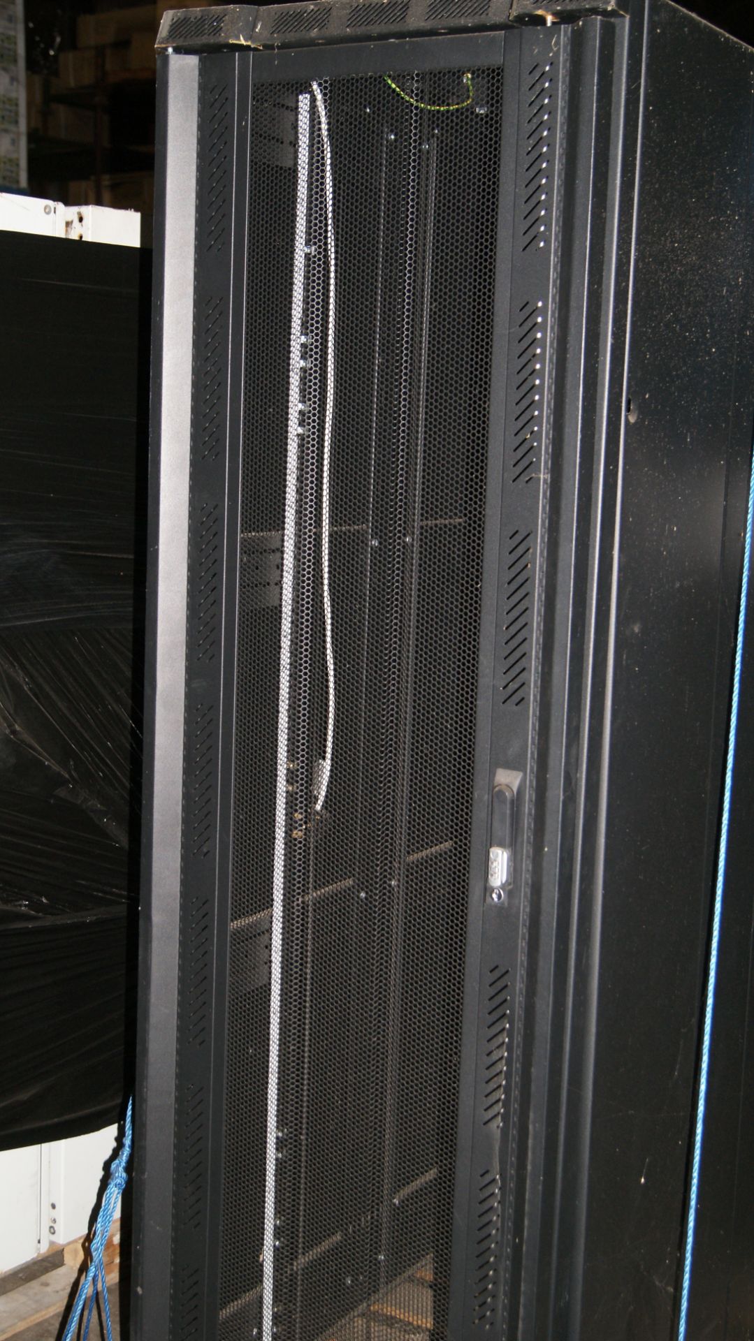 METAL SERVER ROOM IT CABINET - 600MM X 1100MM X 1900MM - BLACK - Image 3 of 4