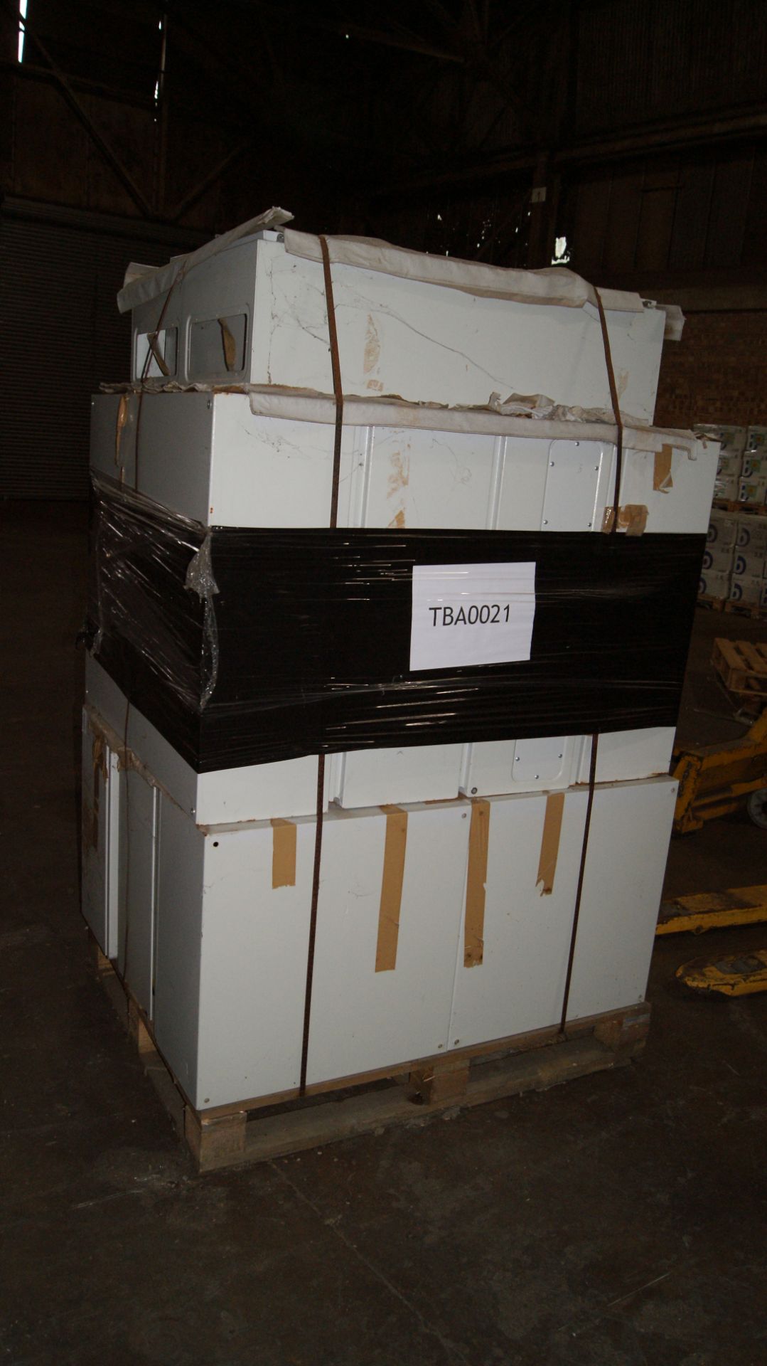 PALLET OF 10 EXTERNAL METAL ELECTRICAL ENCLOSURES - 6 AT 600MM X 600MM X 300MM AND 4 AT 1000MM X 800