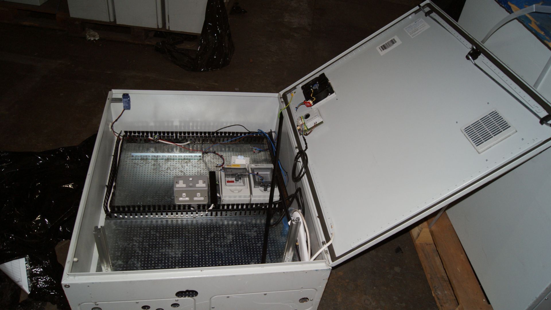 PALLET OF 6 EXTERNAL METAL ELECTRICAL ENCLOSURES - 1000MM X 800MM X 300MM- CONTENTS MAY VARY - Image 3 of 6