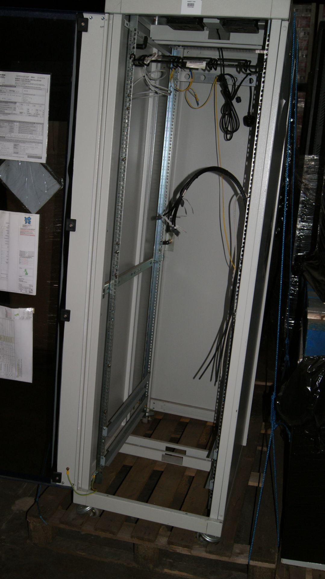 METAL SERVER ROOM IT CABINET - 600MM X 1000MM X 1900MM - GREY - Image 3 of 4