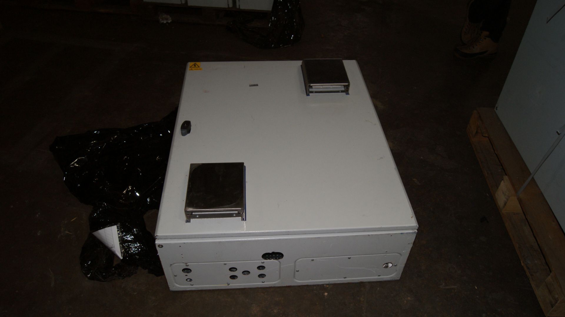 PALLET OF 6 EXTERNAL METAL ELECTRICAL ENCLOSURES - 1000MM X 800MM X 300MM- CONTENTS MAY VARY - Image 6 of 6