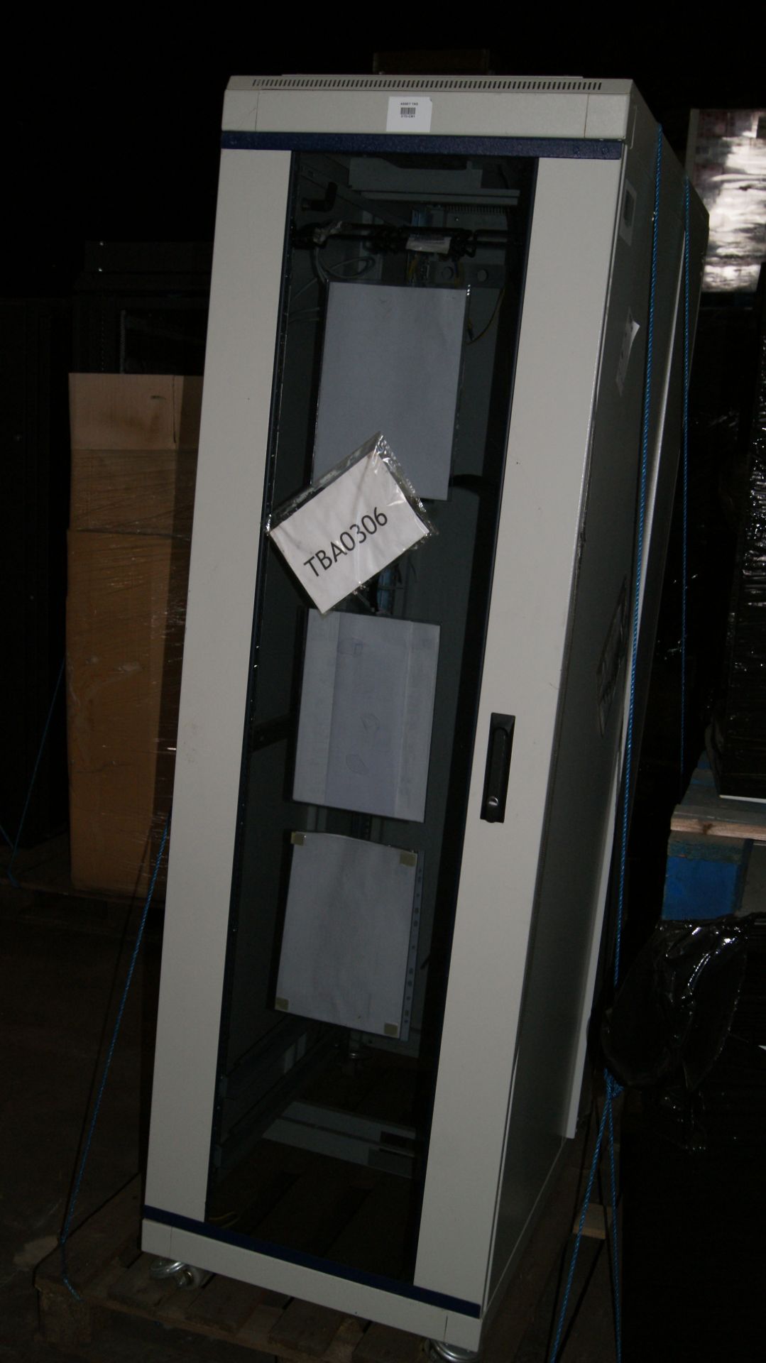 METAL SERVER ROOM IT CABINET - 600MM X 1000MM X 1900MM - GREY - Image 2 of 4