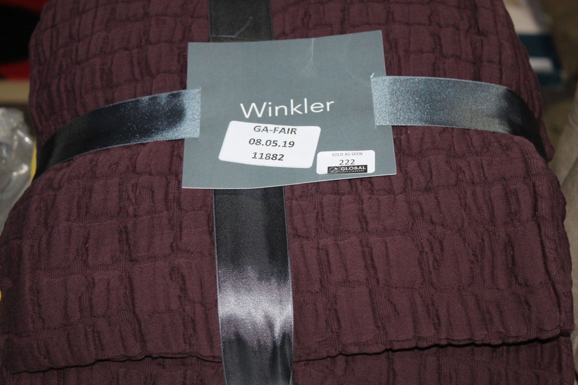 Assorted Wrinkler Throws and Luxurious Throws (11882) (Public Viewing and Appraisals Available)
