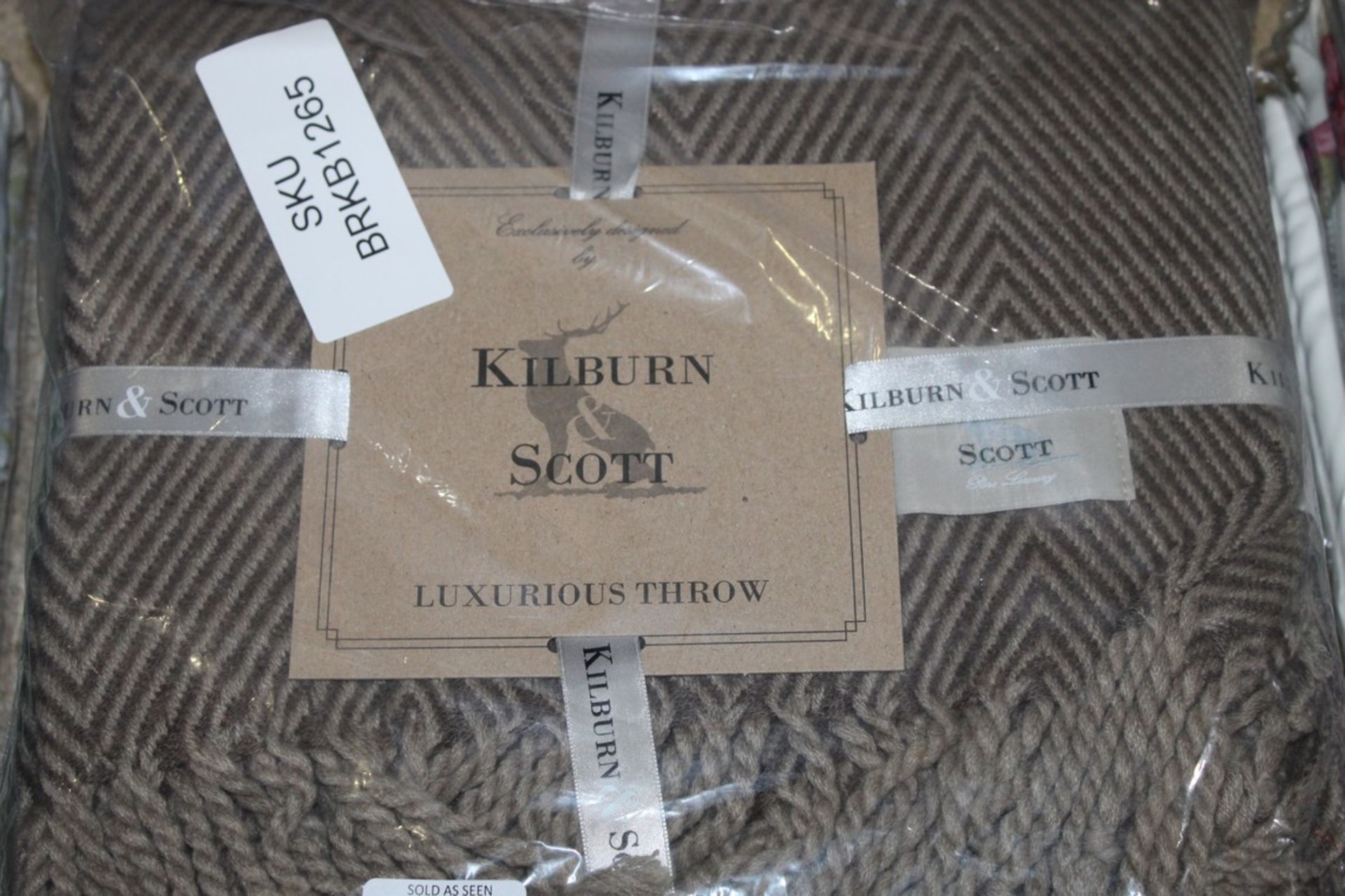 Kilburn Scott Luxurious Throws RRP £60 Each (11882) (Public Viewing and Appraisals Available)
