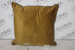Lot to Contain 2 Green Designer Scatter Cushions Combined RRP £40 (Public Viewing and Appraisals