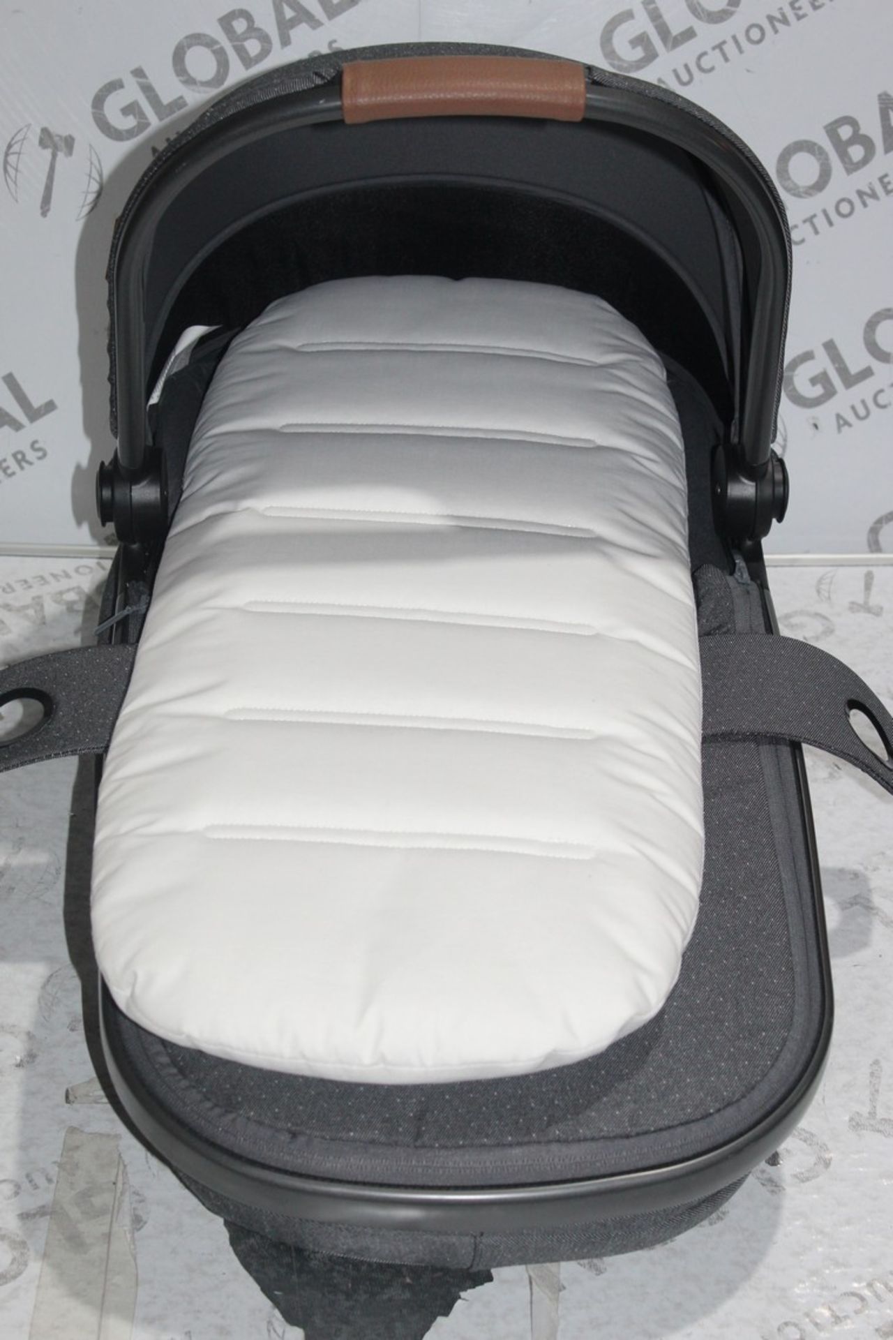 Maxi Cosi Grey Fabric Carry Cot RRP £120 (Public Viewing and Appraisals Available)