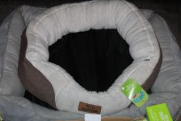 Lot to Contain 2 Pet Collection Plus Pet Beds, Combined RRP£60.00 (Public Viewing and Appraisals