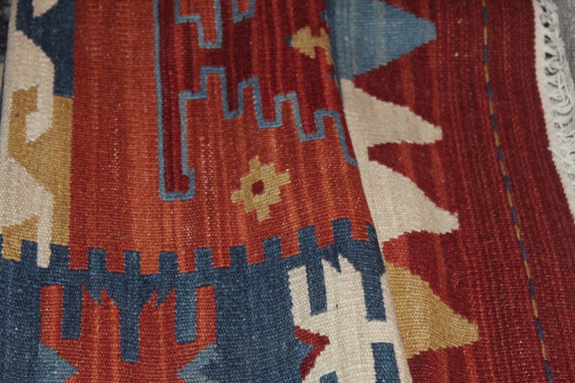 Large Oriental Style Hand Woven Tassel Rug RRP £70 (11488) (Public Viewing and Appraisals