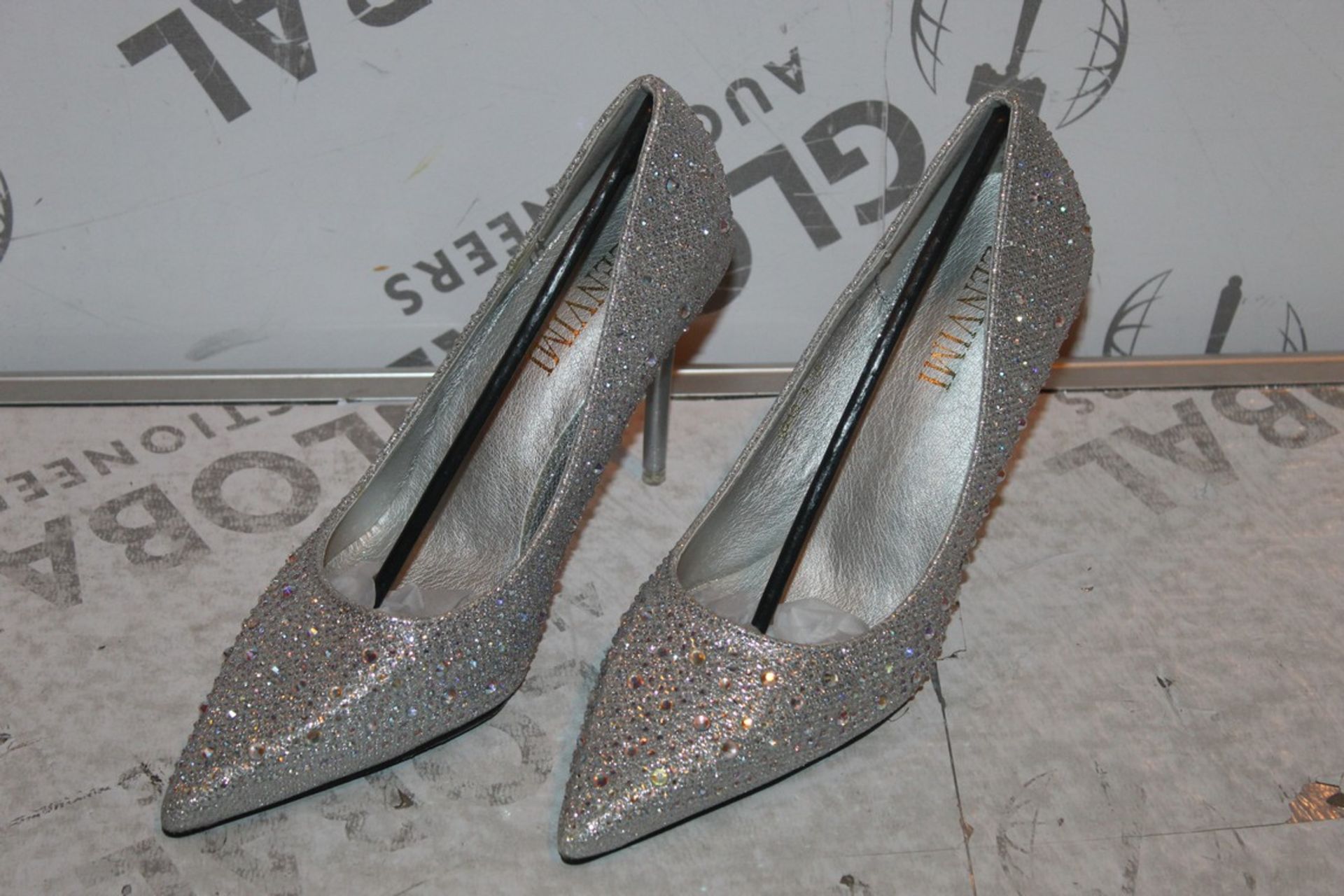 Brand New Pair of Yanzhuizing Diamante Encrusted Ladies Heeled Shoes