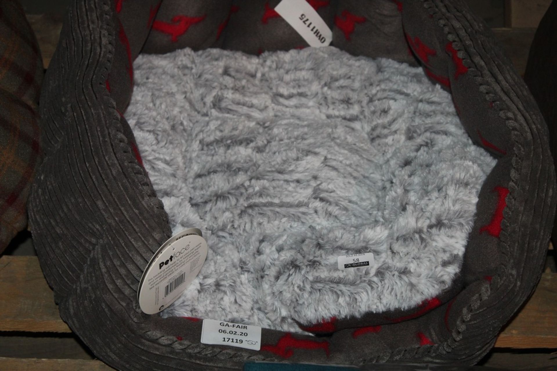 Pet Face Large Grey Pet BED, £50.00 (17119) (Public Viewing and Appraisals Available)