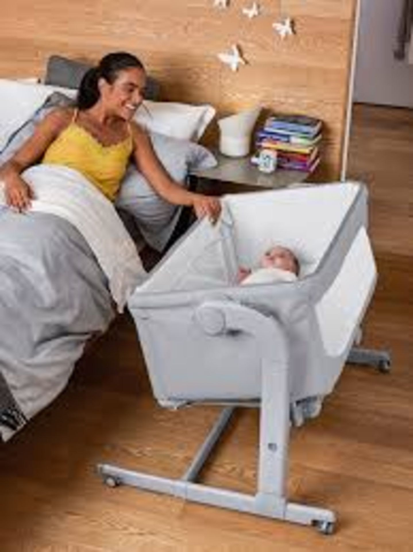 Boxed Chico Next To Me Magic Bedside Crib RRP £240 4947782