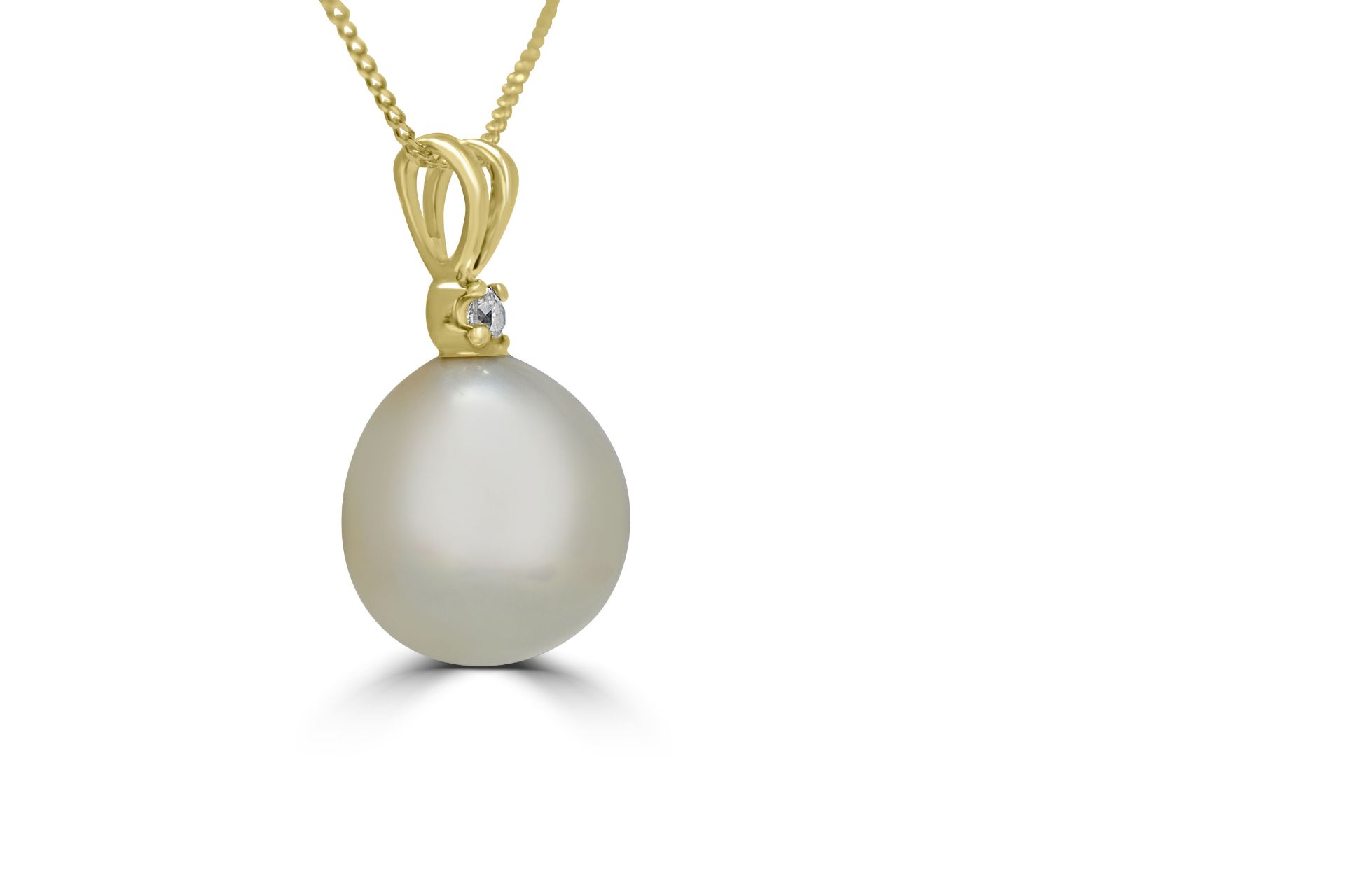 Pearl and Diamond Pendant with yellow gold chain - Image 3 of 3