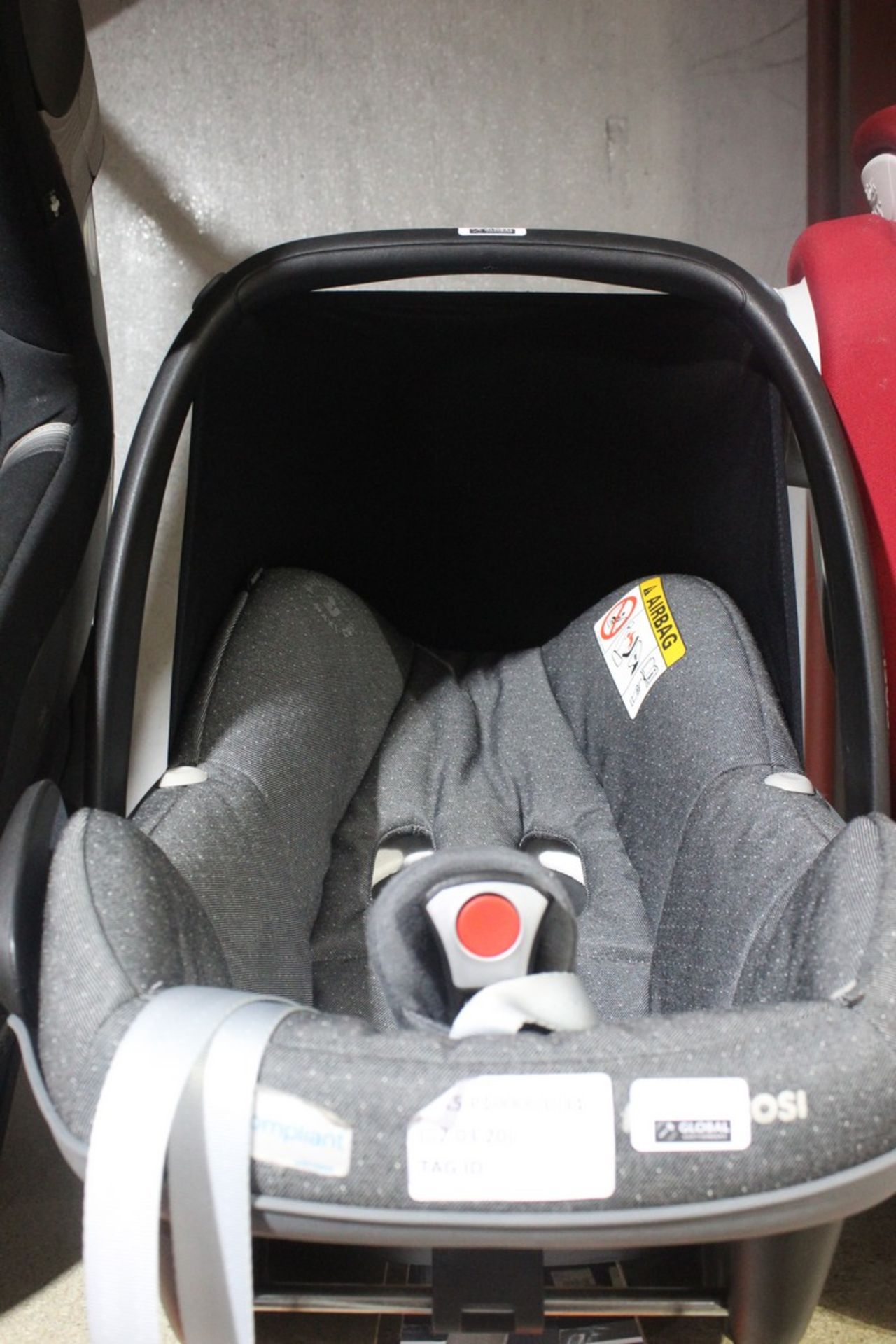 Maxi Cosy I Size Compliant in Car Safety Seat RRP £250 (RET00964656) (Appraisals Available Upon