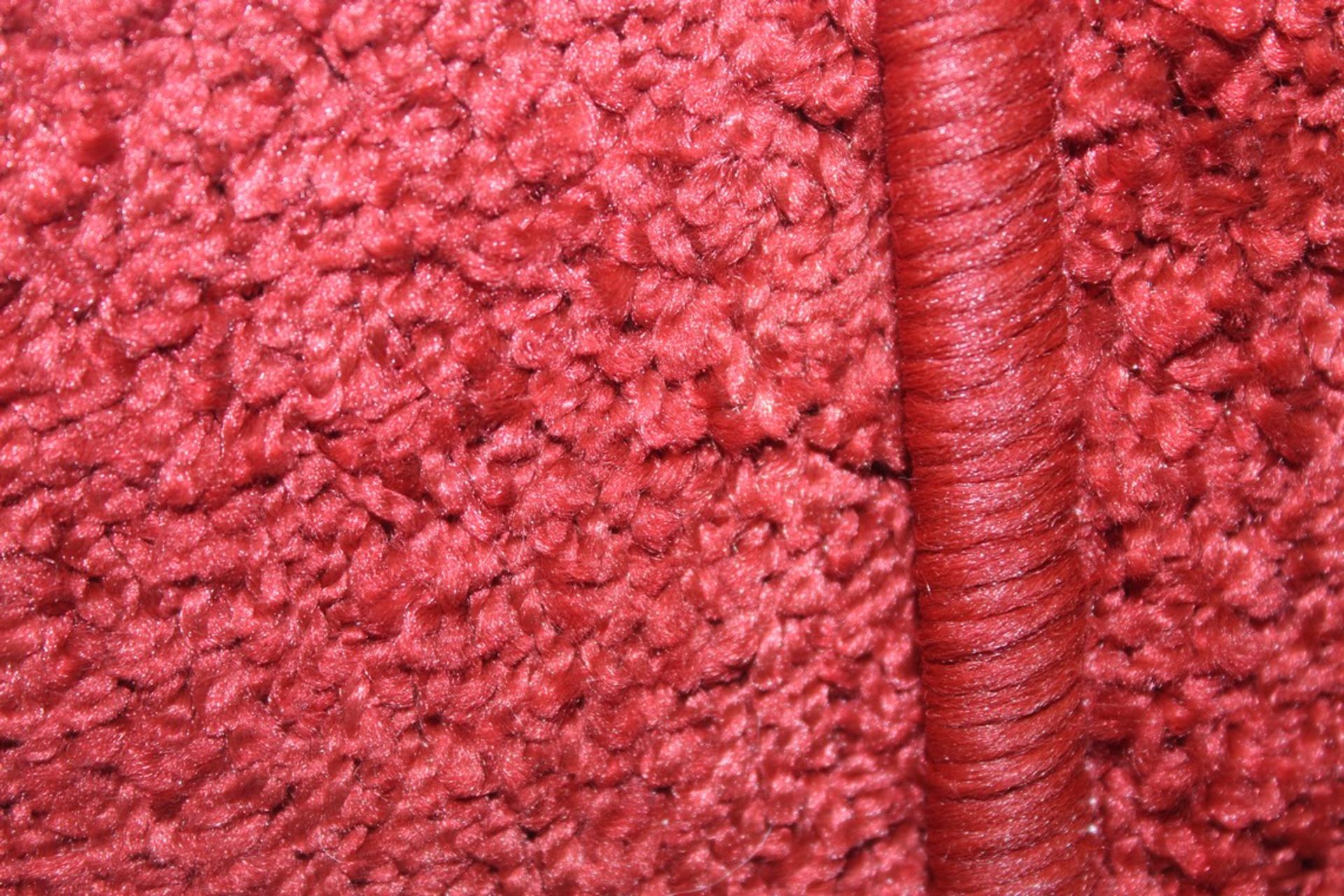 Medium Red Area Rug RRP £80 (Appraisals Available Upon Request)