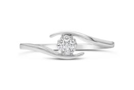 Crossover diamond ring with 0.08ct cluster centre