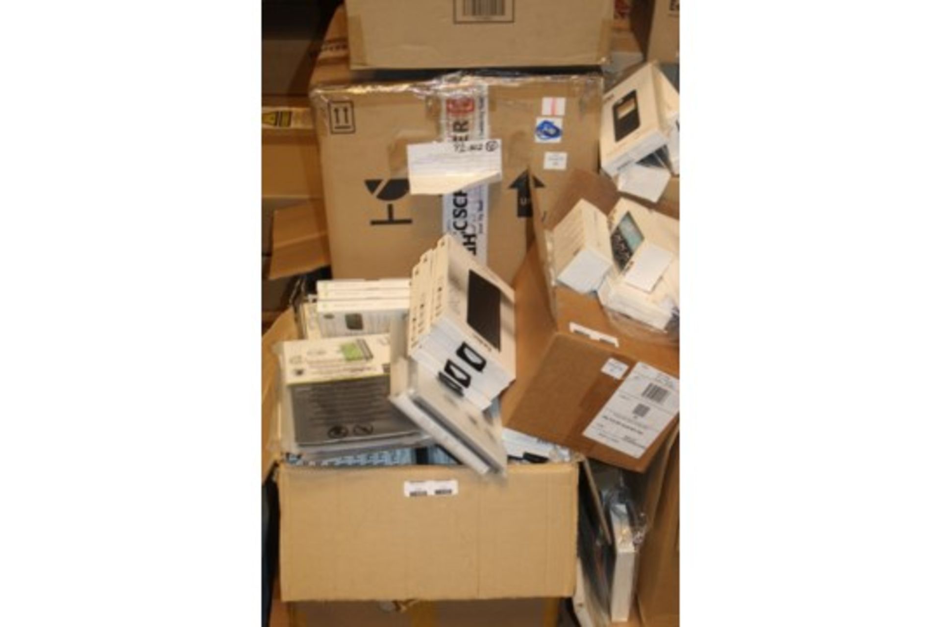 Pallet To Contain A Vast Quantity Of Brand New Assorted Mobile Phone And Tech Accessories Perfect - Image 2 of 4