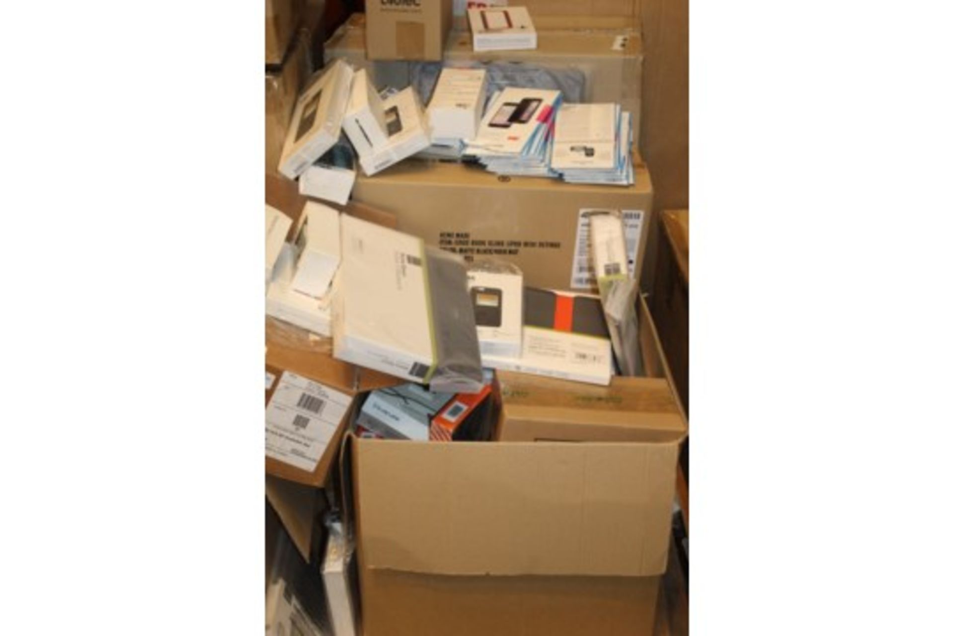 Pallet To Contain A Vast Quantity Of Brand New Assorted Mobile Phone And Tech Accessories Perfect - Image 4 of 4