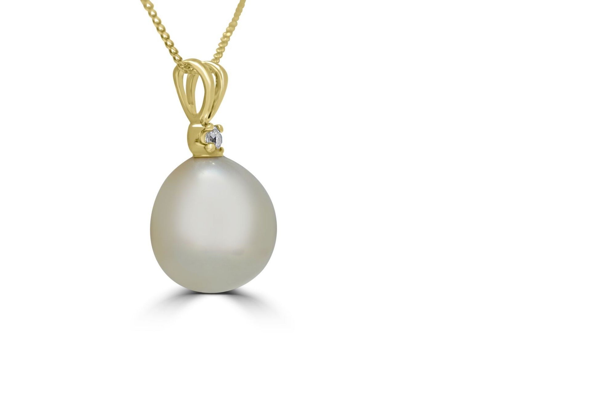 Pearl and Diamond Pendant with yellow gold chain - Image 3 of 3