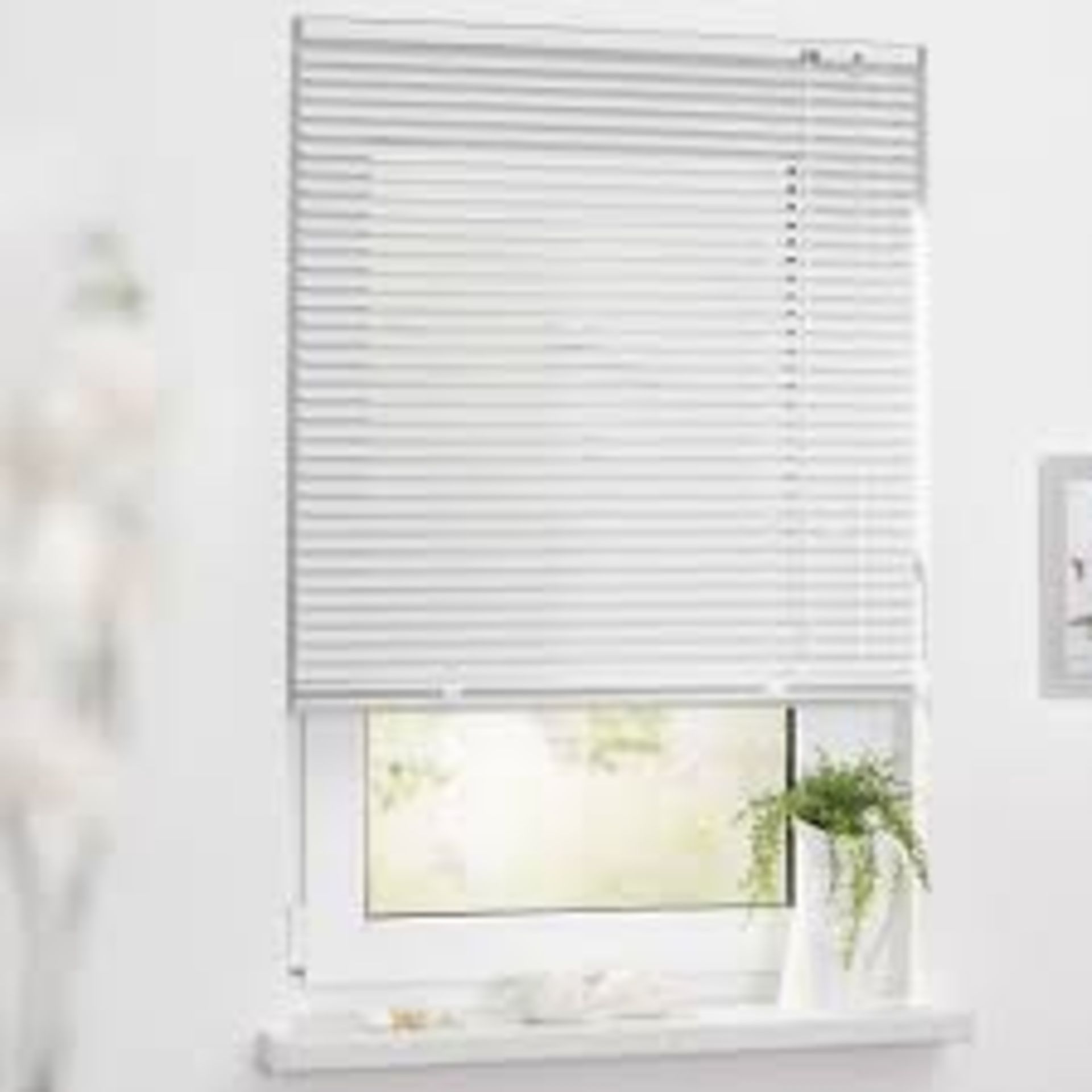 Assorted Small Venetian Blinds & Roman Blinds RRP £18 Each (16816) (Pictures Are For Illustration
