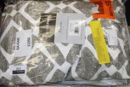 Lot to Contain 2 Assorted Bedding Items to Include Bagged set of Madison Park 117x137cm Window