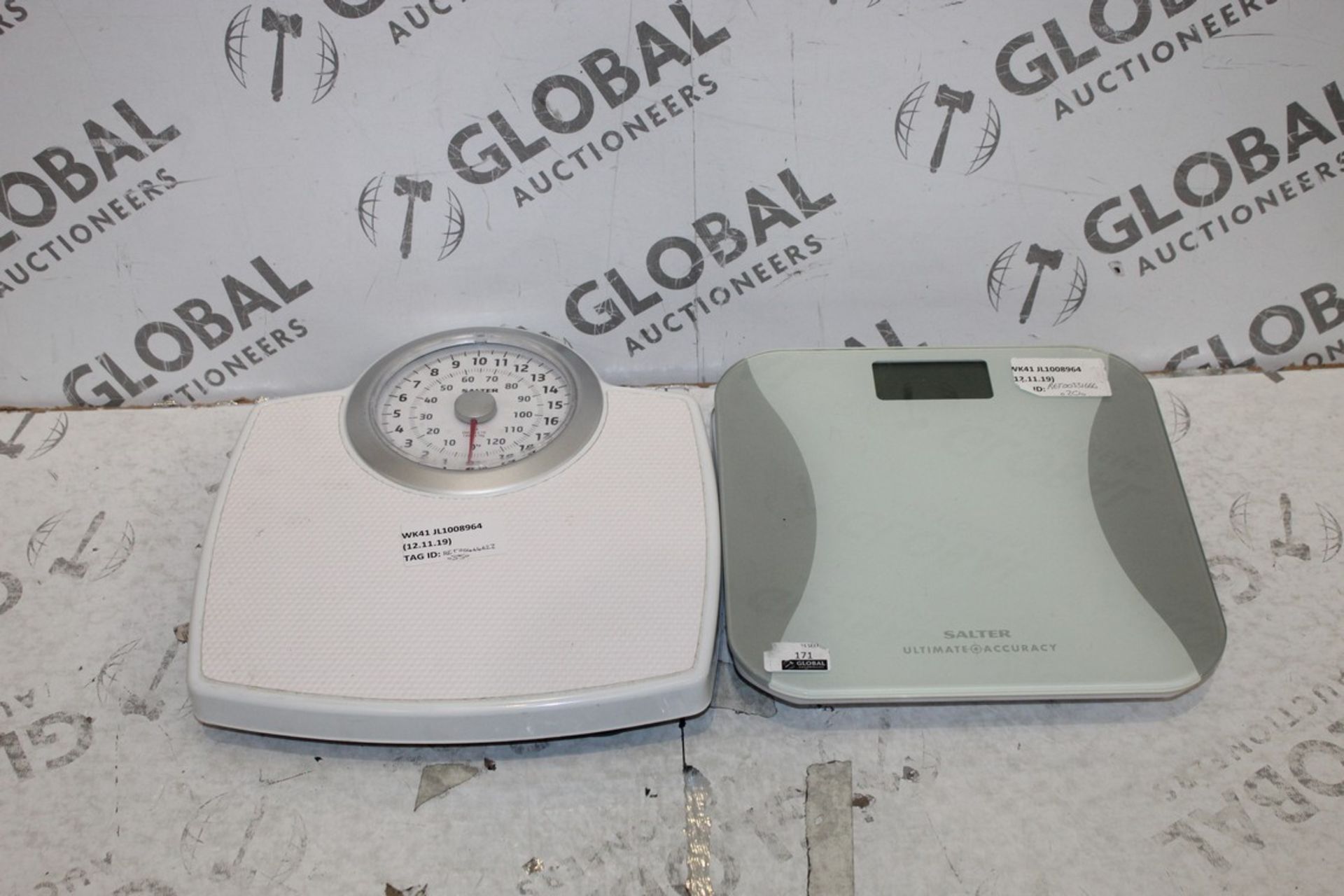 Lot to Contain 3 Assorted Salter Scales Including Mechanical and Glass Scales Combined RRP £90 (