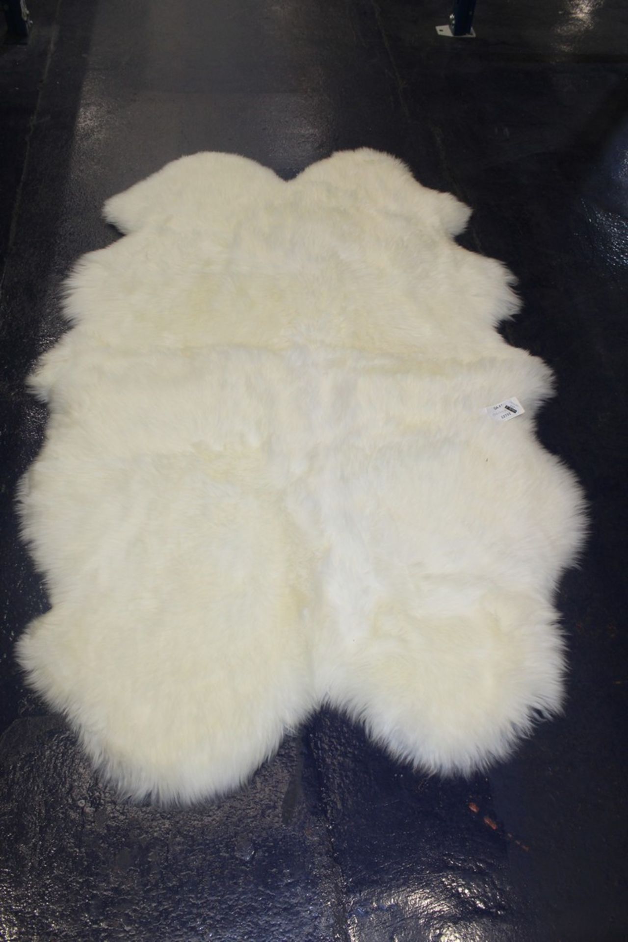 Sheepskin Quad Ivory Floor Rug RRP £120 (12731) (Pictures Are For Illustration Purposes Only) (