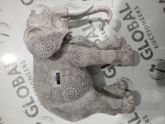 Lot to contain 2 elephant ornaments