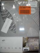 Lot to contain fusion duvet set and curtain