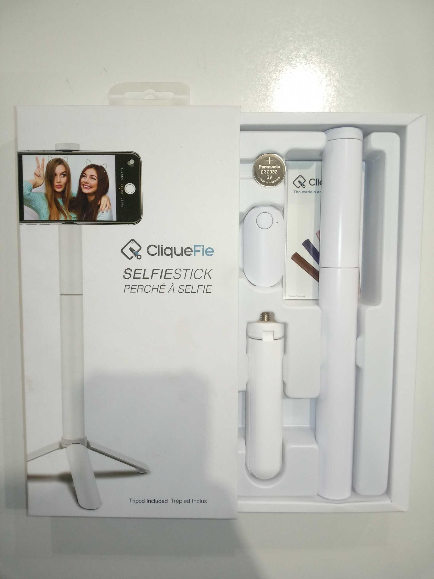 Lot To Contain 6 Boxed Brand New Cliquefie White Selfie Stick With Tripod Combined Rrp £360 (