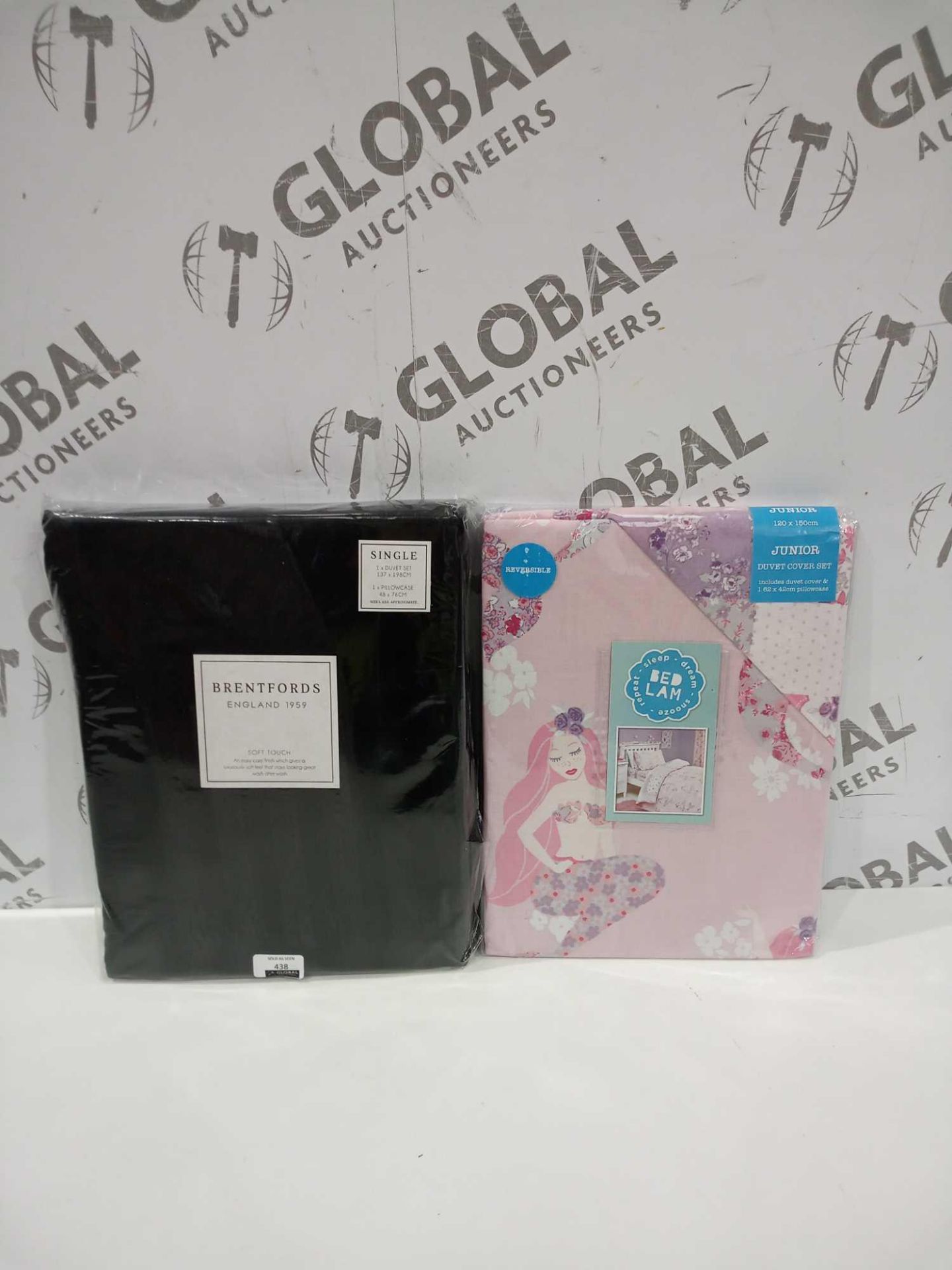 Rrp £70 Lot To Contain 2 Assorted Duvet Sets