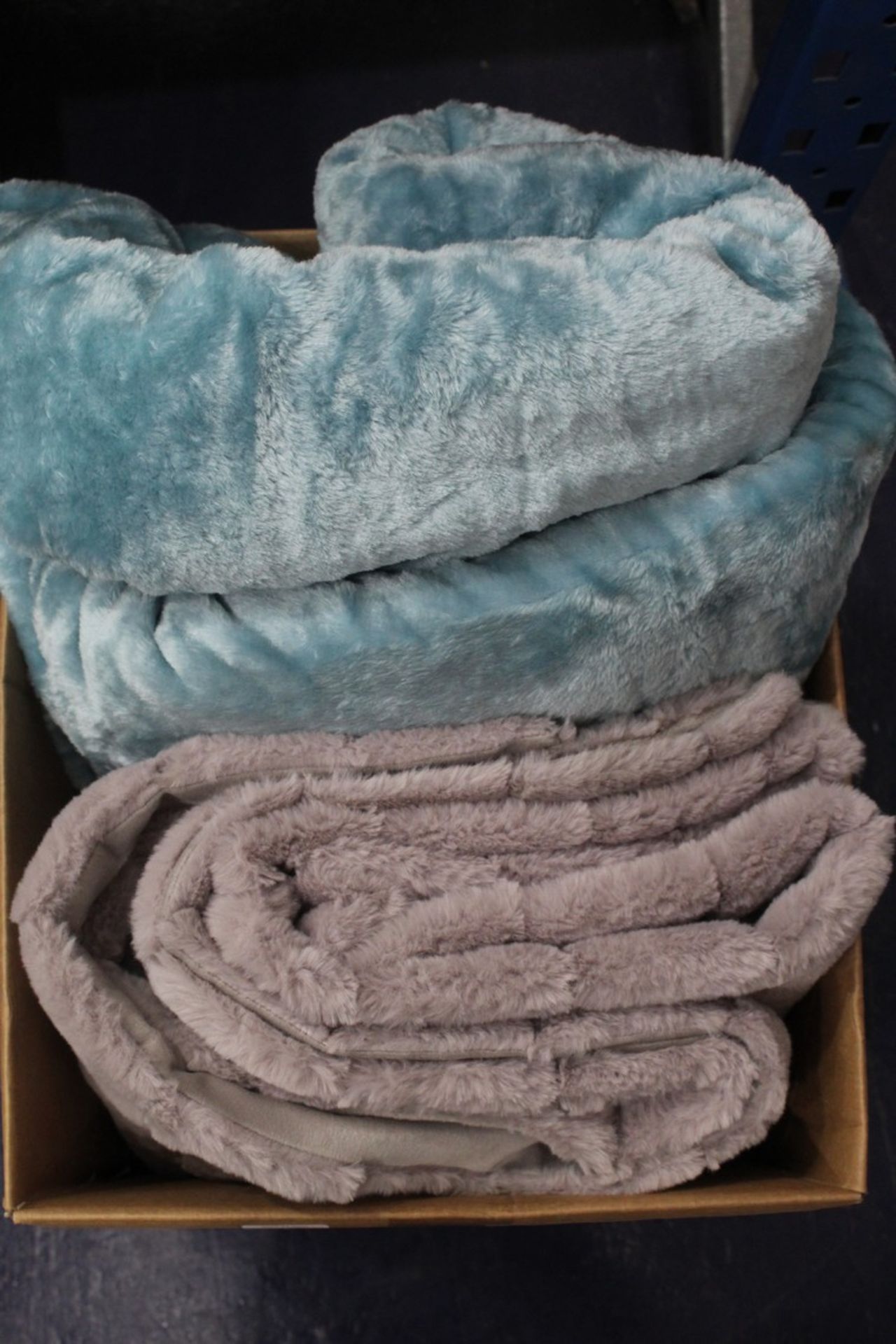 Rrp £100 Lot To Contain 2 Assorted Soft Items