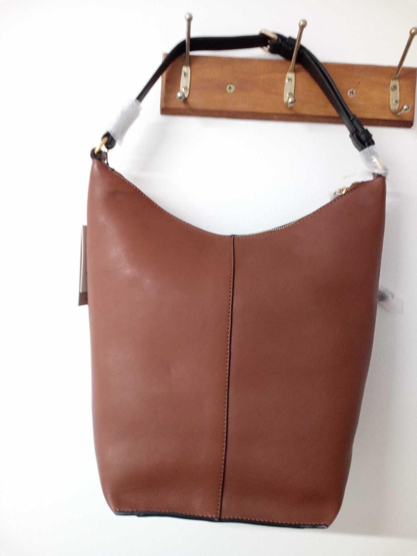 RRP £109 John Lewis & Partners Tan Zip Hobo Tan Leather Bag (1494366) - Image 2 of 2