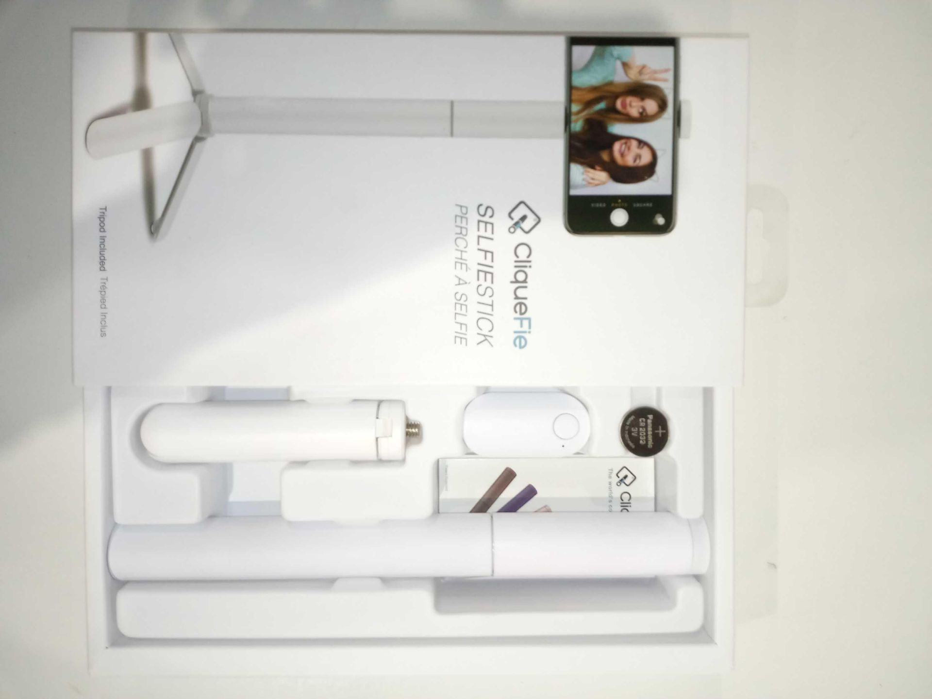 Box To Contain 6 Boxed Brand New Cliquefie Selfie Sticks In White Combined Rrp £360 (Pictures Are