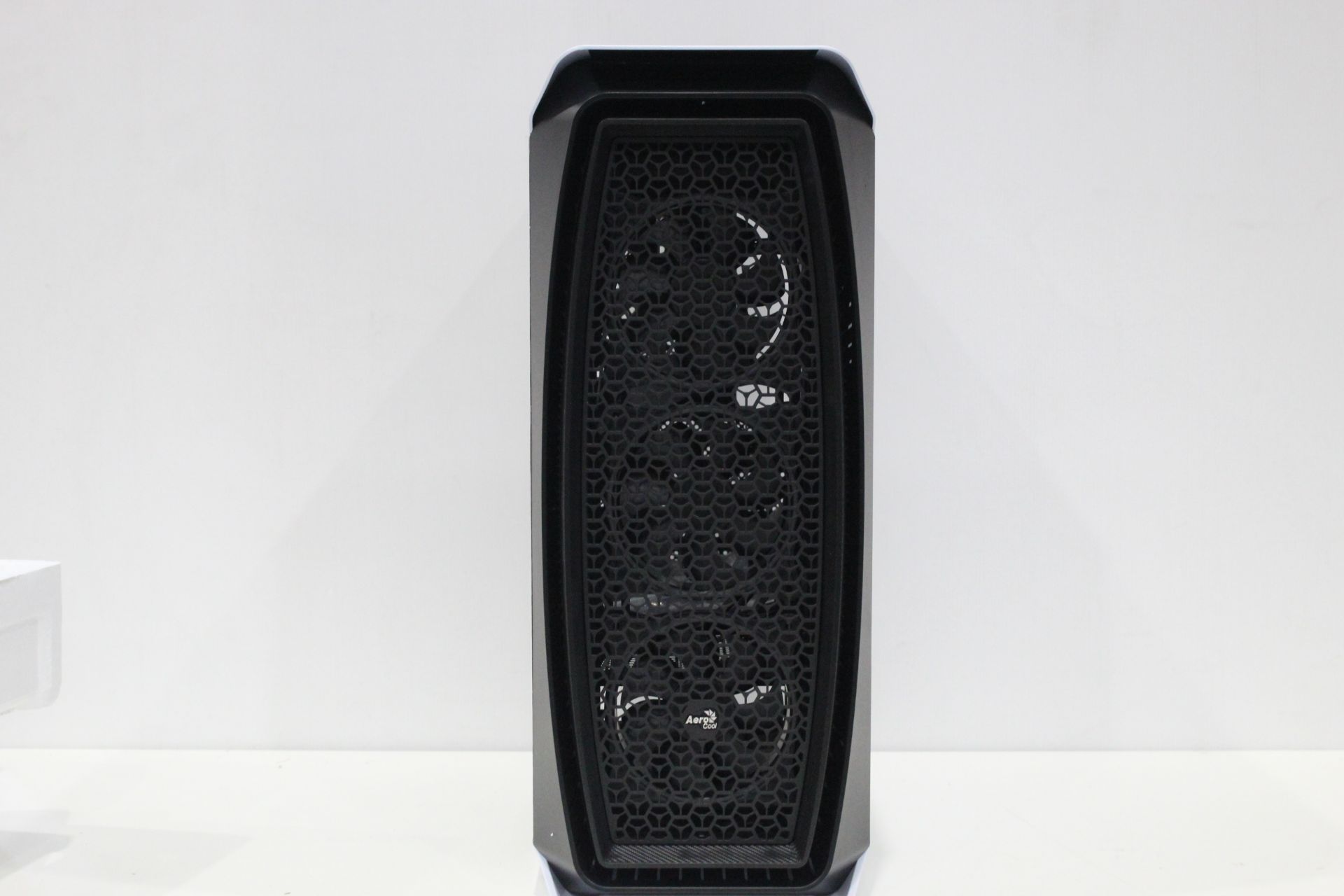 RRP £40 Boxed Aero Cool Aero One Mid Tower Case Me