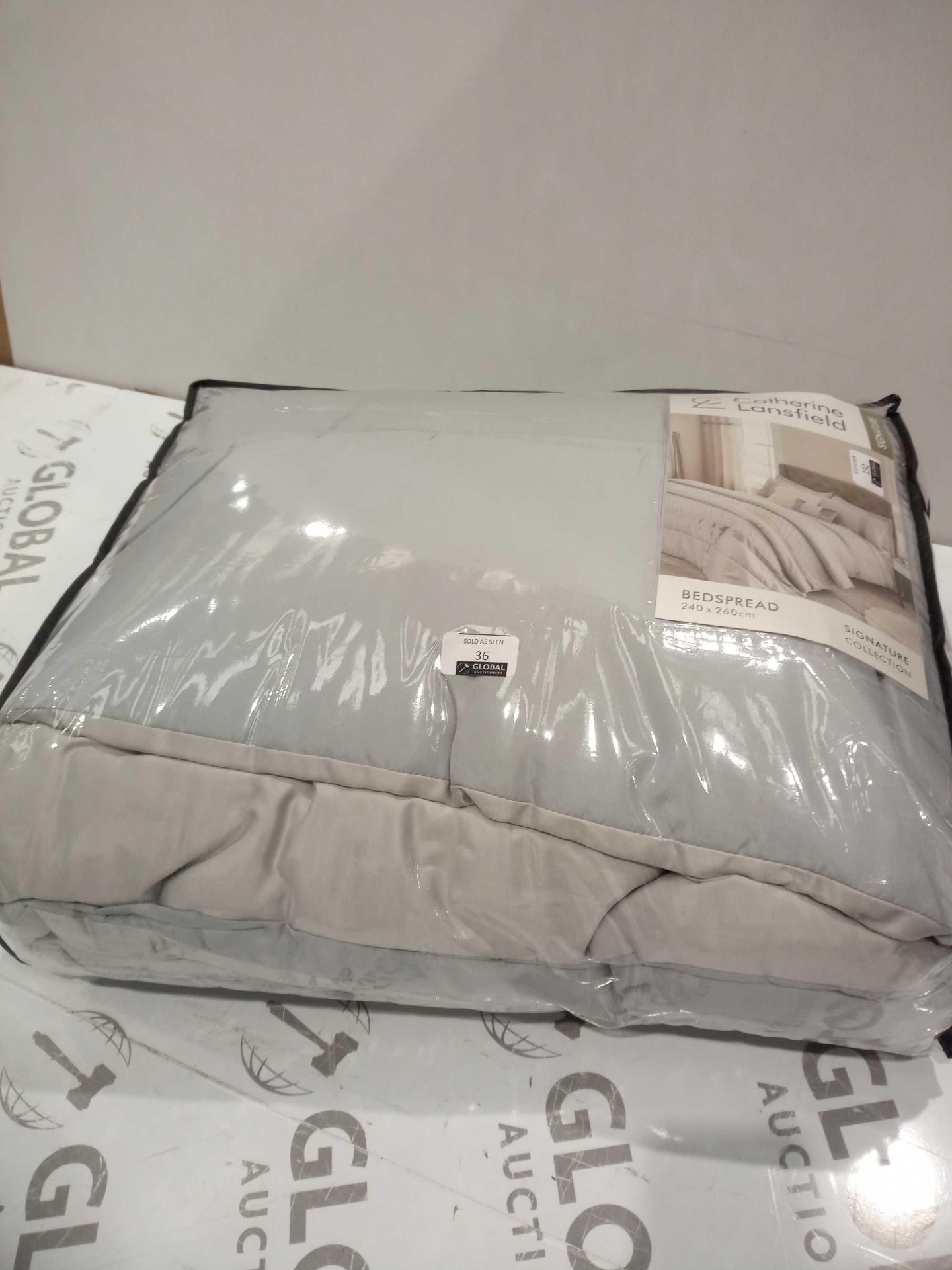 RRP £100 Lot To Contain A Catherine Lansfield Designer Bedspread