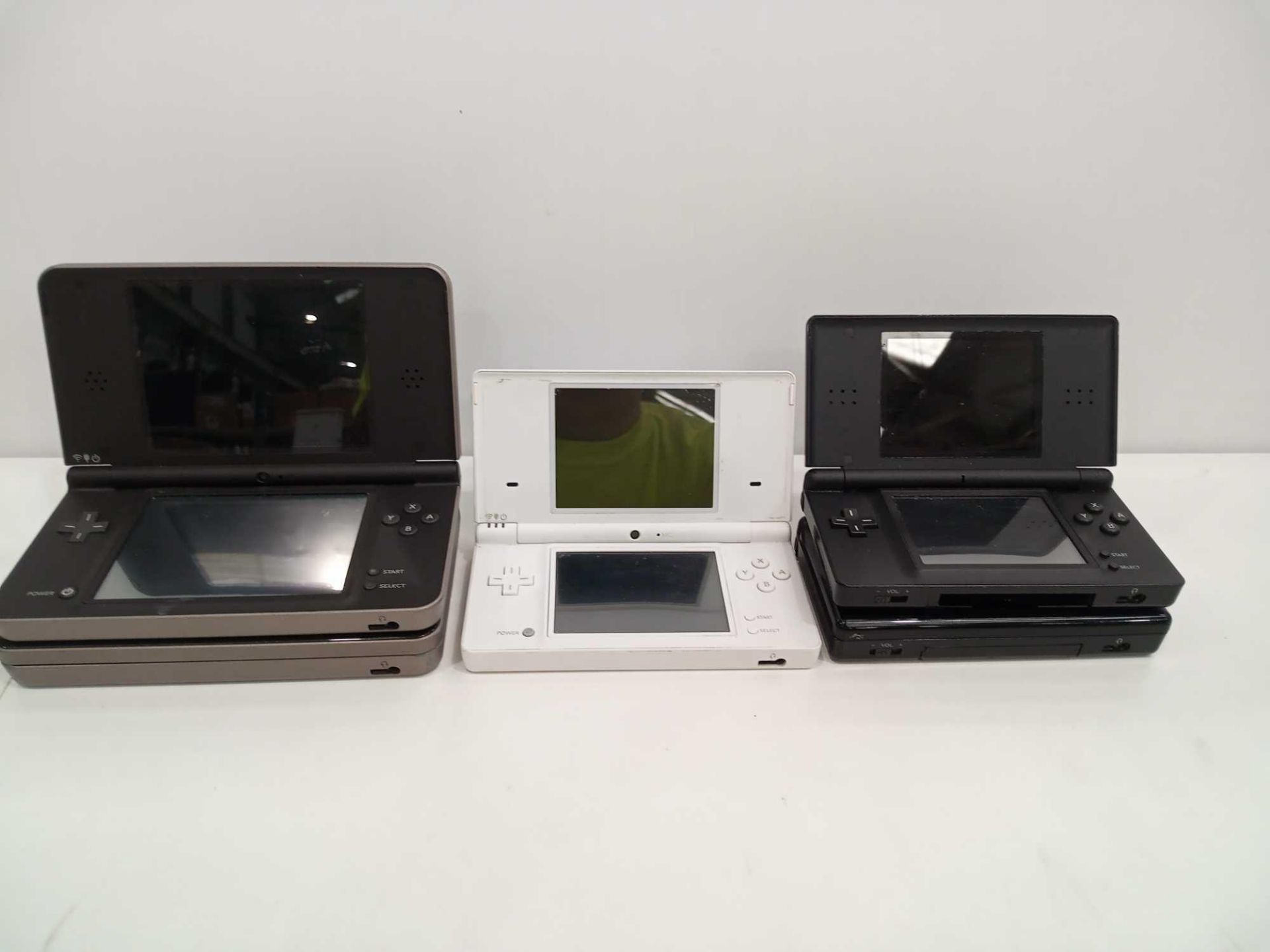 Rrp £150-£200 Assorted Nintendo Ds In Need Of Attention