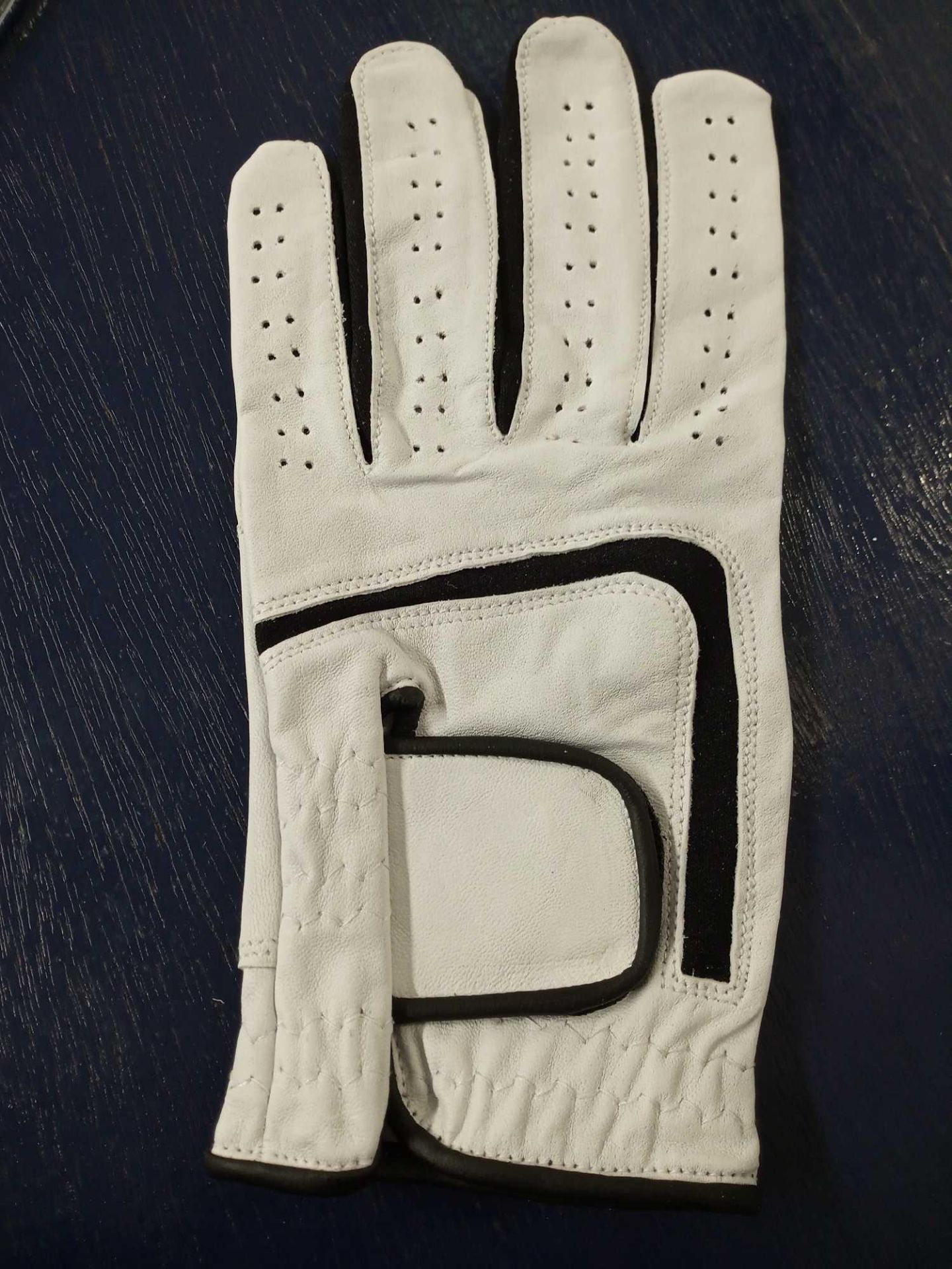 Leather White & Black Golf Glove Medium(Appraisals Available Upon Request) (Pictures Are For Illustr - Image 2 of 2