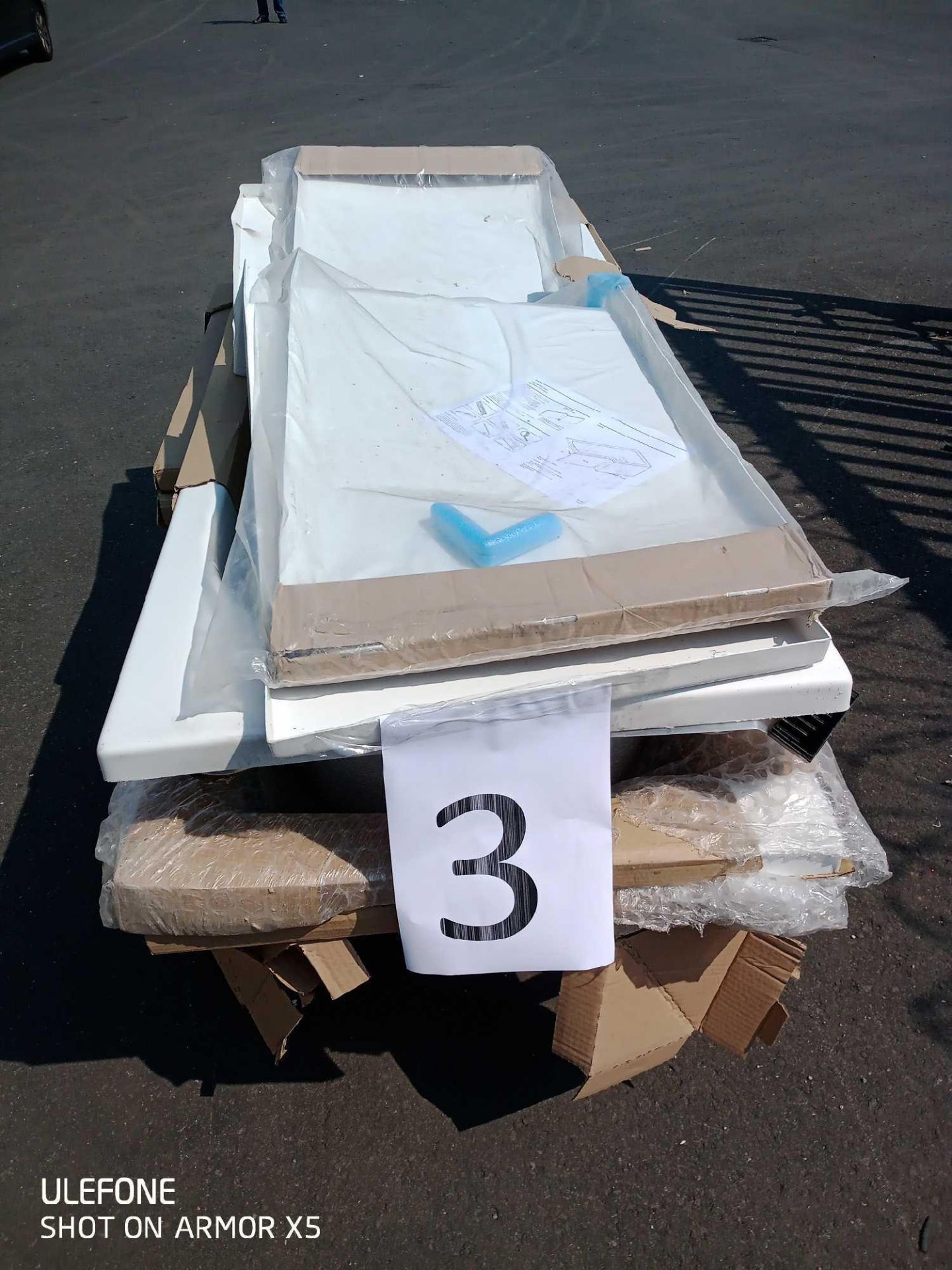 RRP £350 Pallet To Contain 5 Assorted Items To Include 3 White Bath Tubs And 2 L Shaped White Bath