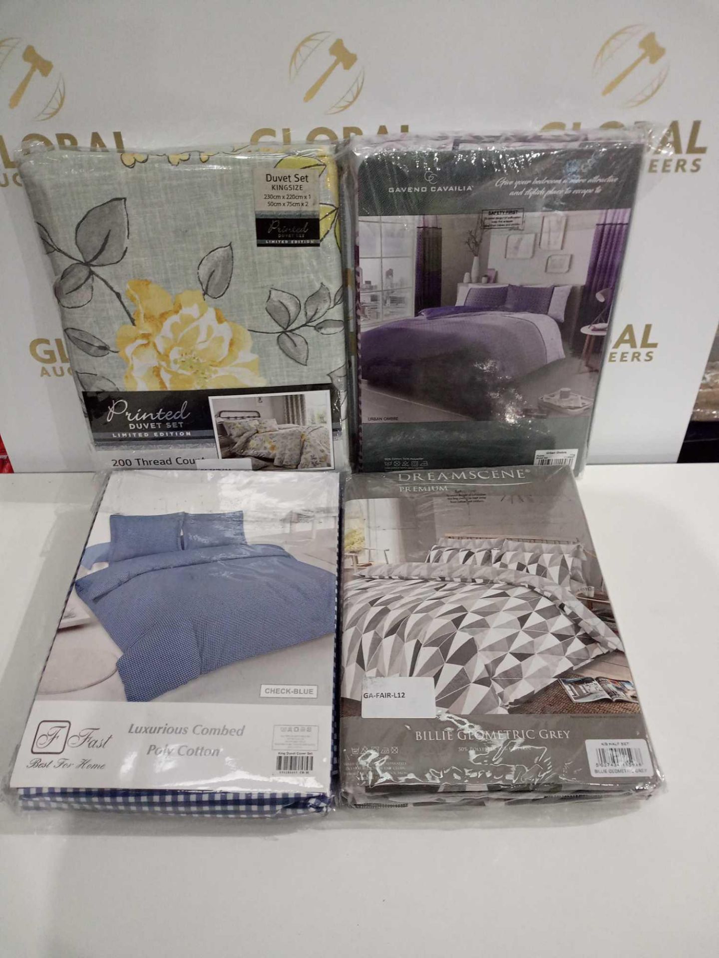 Rrp £170 Lot To Contain 4 Assorted King-Size Duvet Sets Include A Dream Scene Billy Geometric Grey D