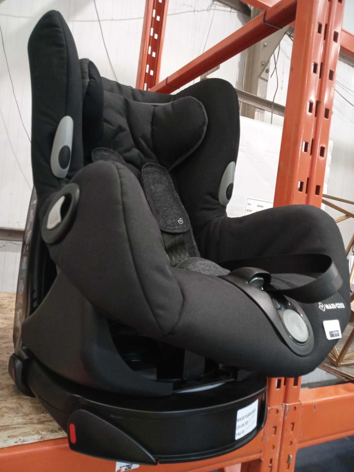 Rrp £150 Maxi-Cosi Axissfix In Car Kids At Safety Seats With Base