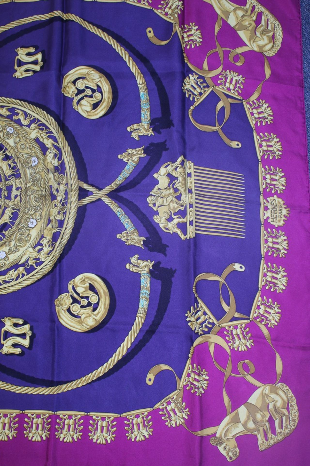 Rrp £580 Hermes 100% Twill Silk Magenta Purple 90X90Cm Les Cavaliers D'Or By Vladimir Rybaltchenko - Image 3 of 4