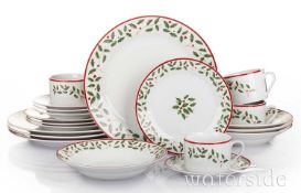 Rrp £70 Boxed Holly 18 Piece Dinner Set